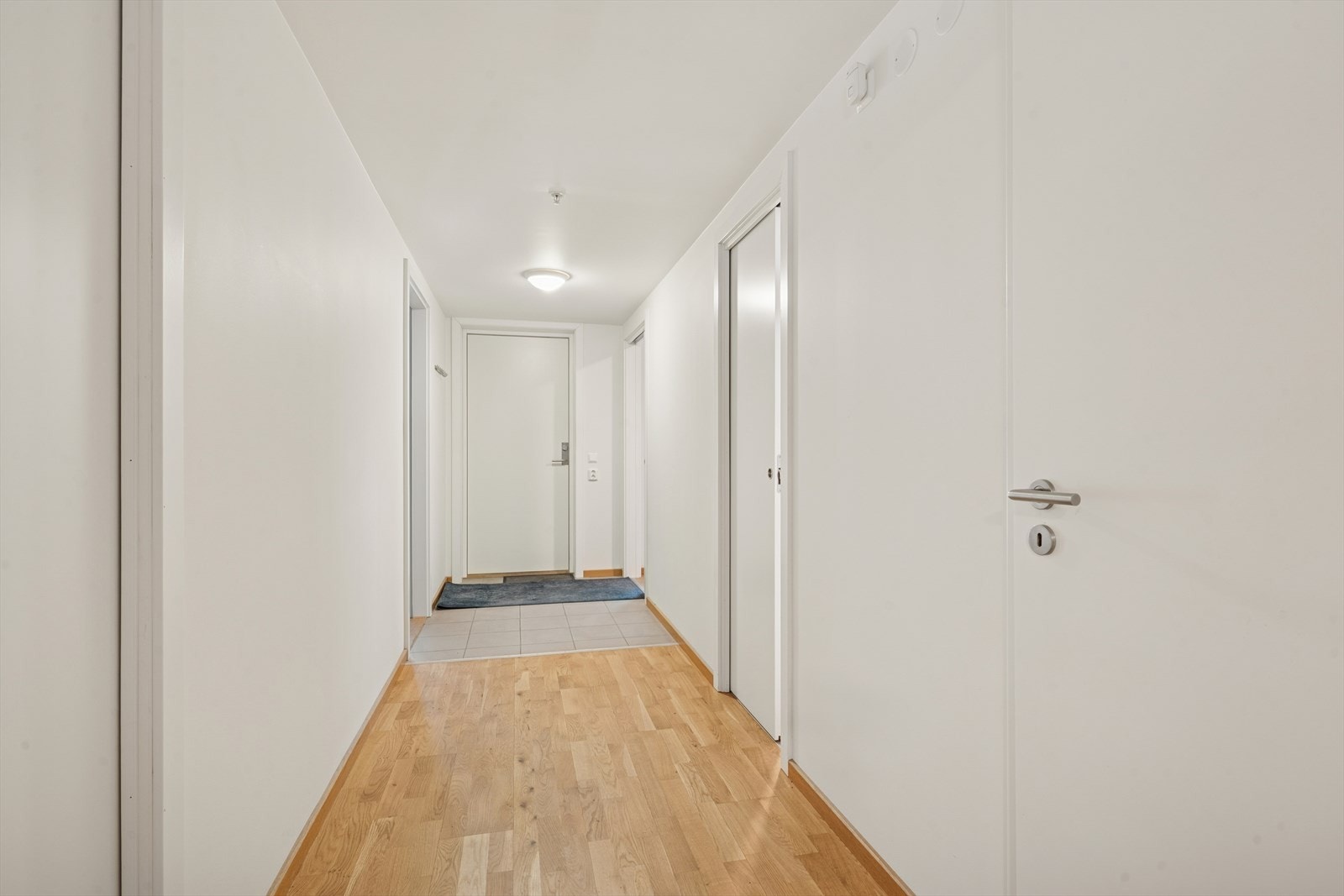 Du ønskes velkommen inn i en lysmalt og innbydende entré. Fra entréen er det adkomst til alle leilighetens rom, noe som gir en praktisk og oversiktlig planløsning. Velkommen inn! Galleribilde