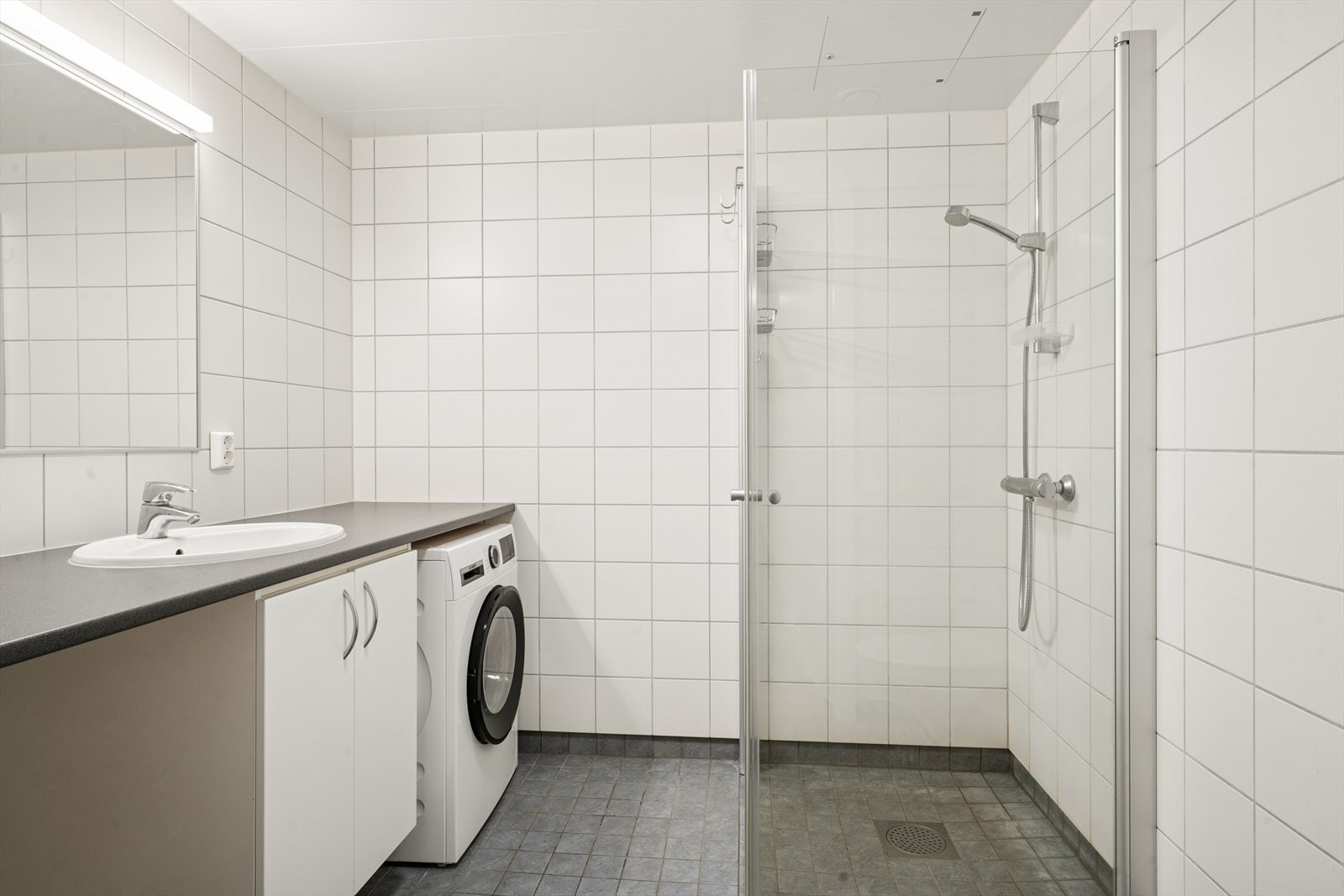 Flislagt og delikat baderom med gulvvarme og downlights som gir god komfort og en behagelig atmosfære. Galleribilde