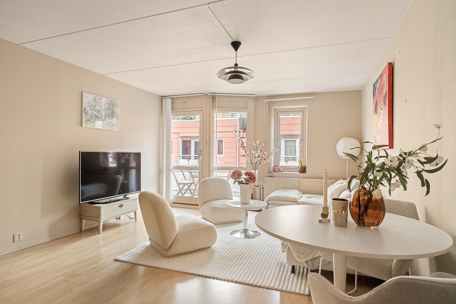 Boligen preges av delikate fargevalg og byr på god plass til alternativ sofamøblering. Galleribilde