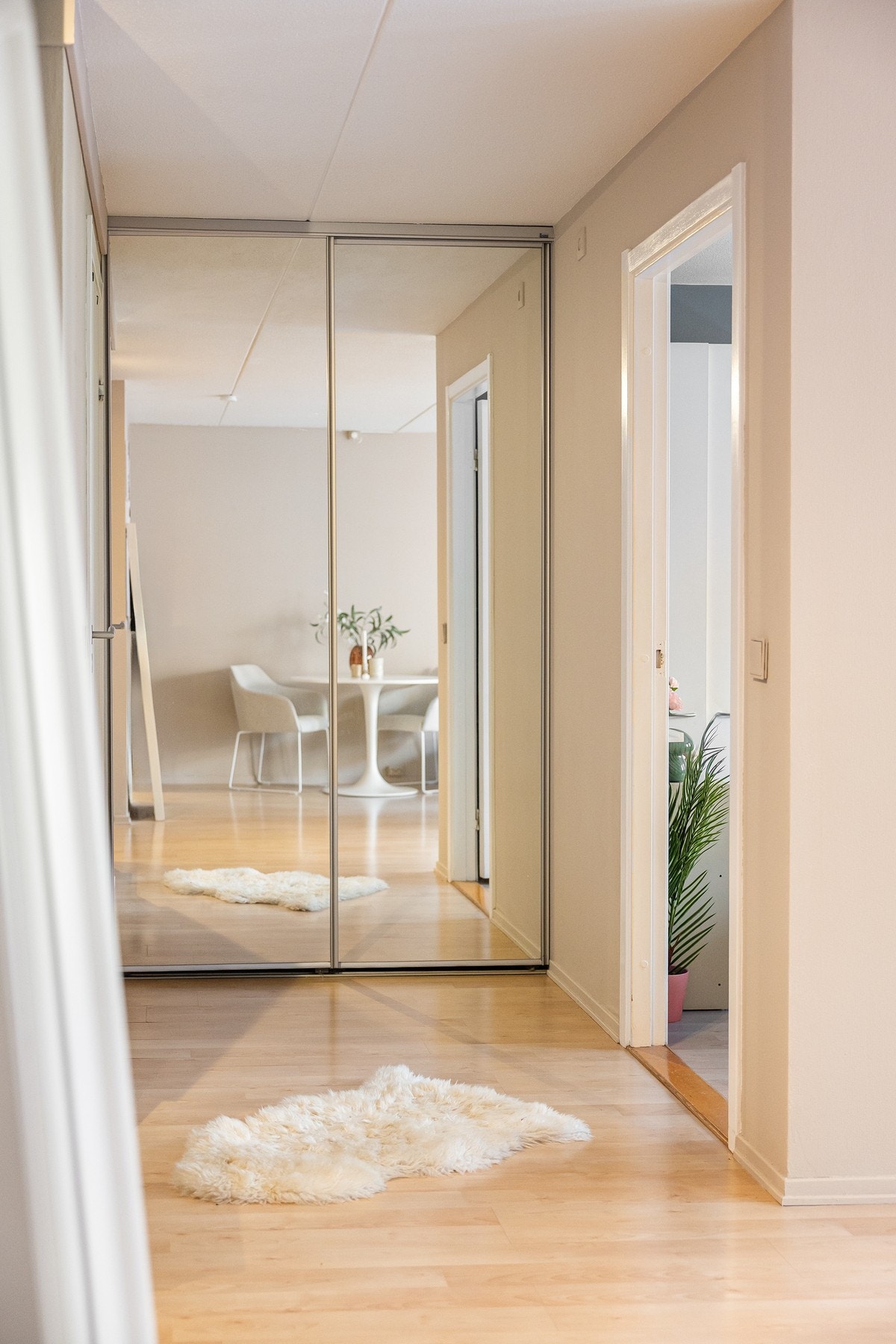 Praktisk speilskap i gangen mellom soverom og baderom medfølger i handelen. Galleribilde