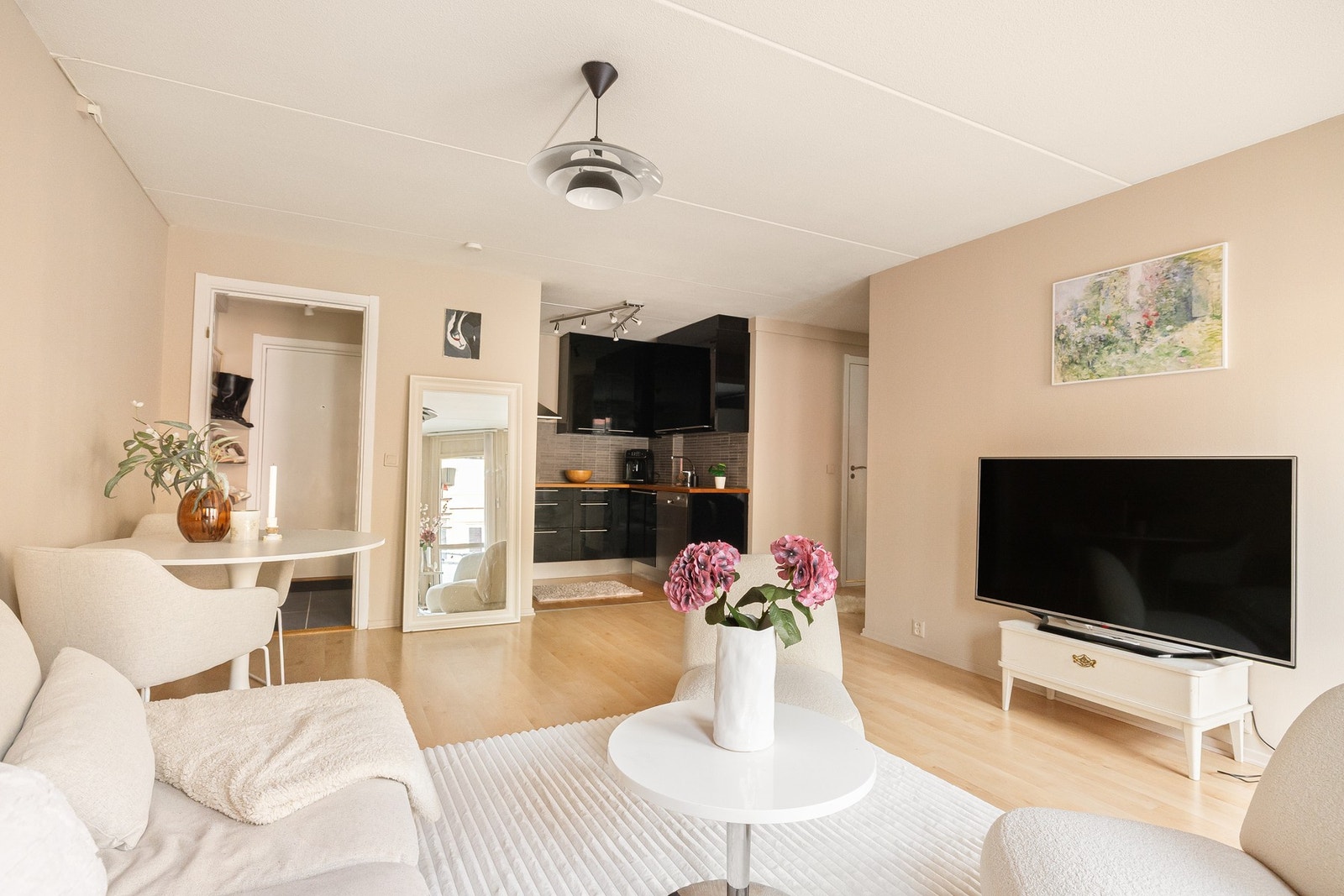 Boligen har en romslig entré med adkomst til stuen. Galleribilde