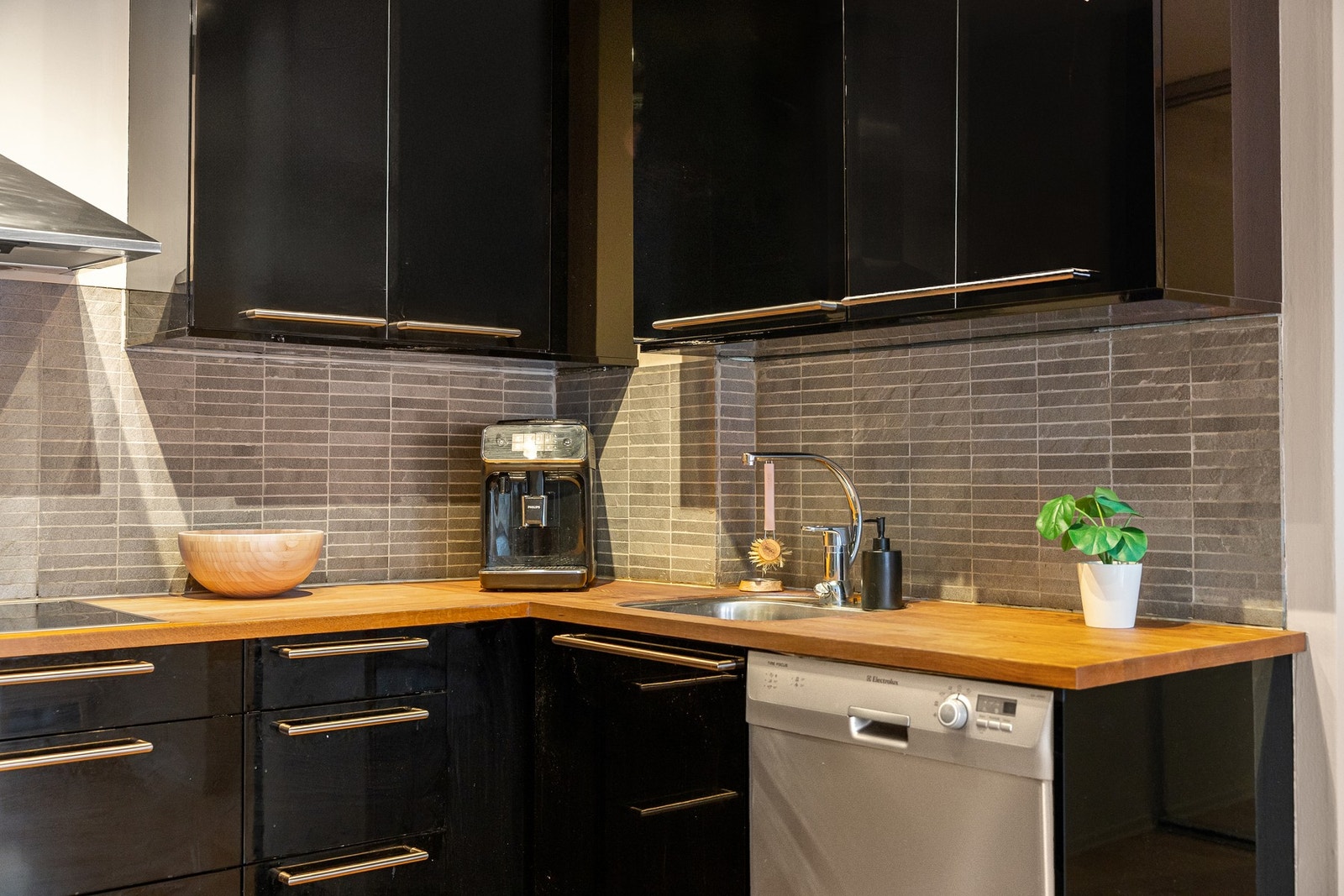 Rikelig med både benk- og skapplass på kjøkkenet. Galleribilde