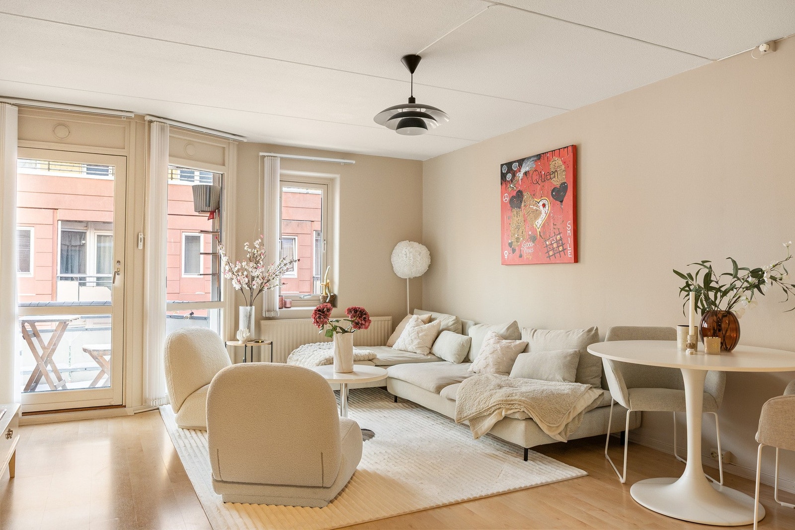 Boligen holder god standard og har et pent gulv og behagelige farger på veggene. Galleribilde