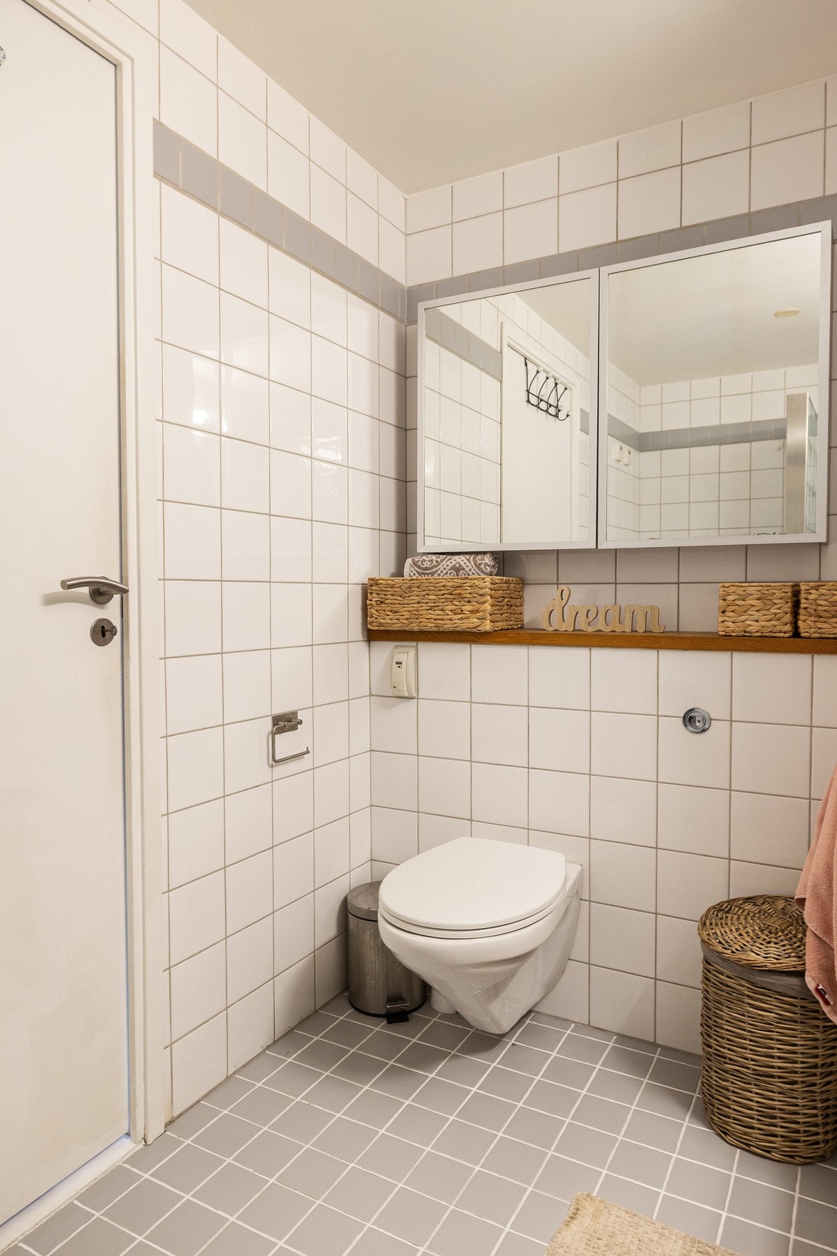 Videre er badet utstyrt med vegghengt toalett med innebygget sisterne og avsatt plass til både vaske- og tørkemaskin. Galleribilde