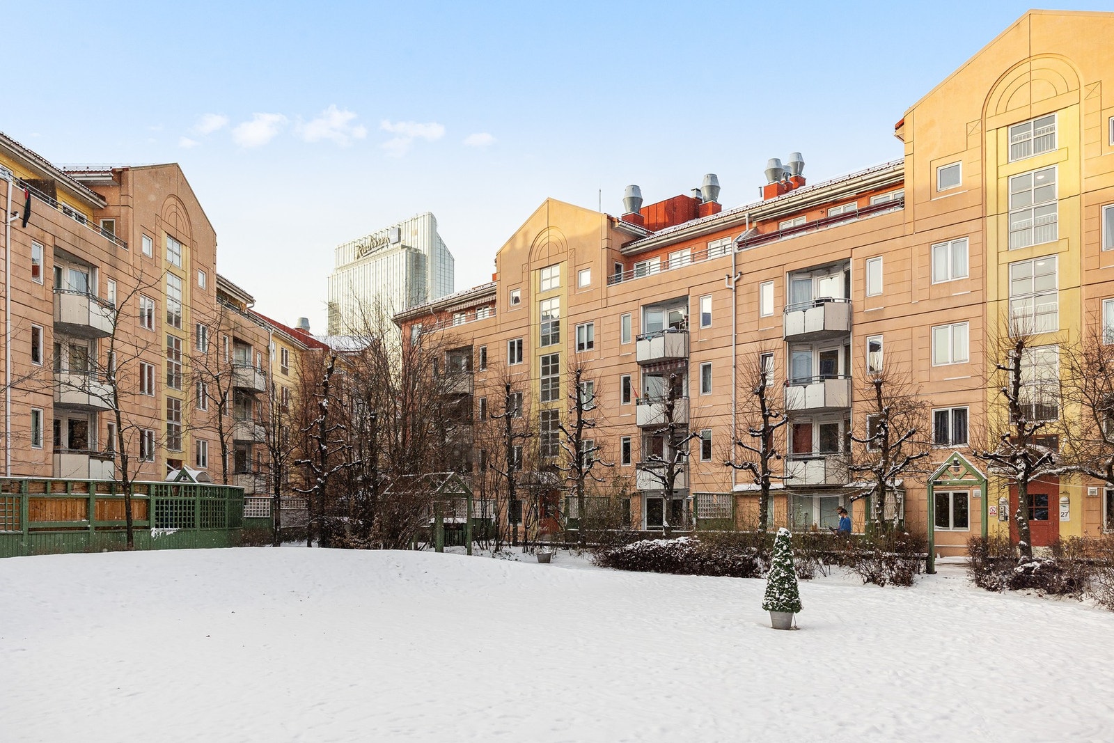 Leiligheten har heisadkomst fra lukket bakgård med nydelig plen og flotte frodige trær om sommeren. Galleribilde
