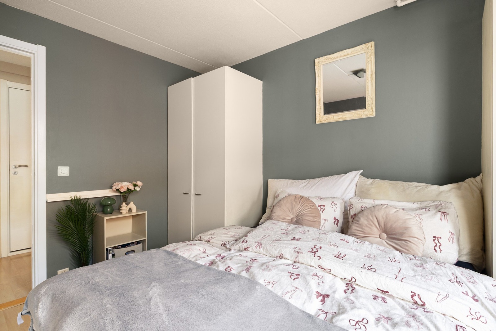 Soverommet byr på god plass til stor seng. Galleribilde