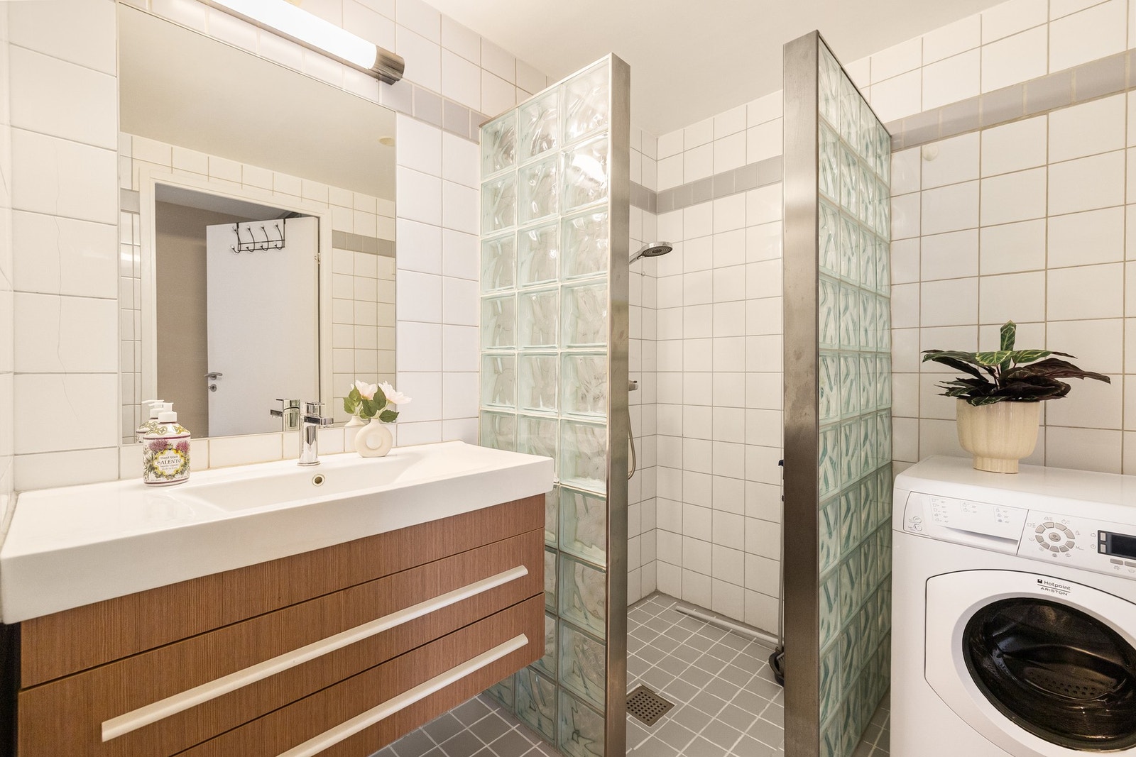 Pent baderom er både funksjonelt og tidløst. Rommet har flislagt gulv med behagelig gulvvarme og flislagte vegger, samt nedsenket himling. Galleribilde