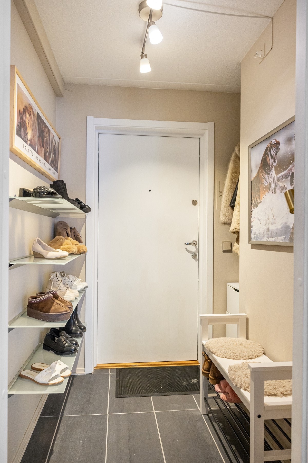 Praktisk entré har fliser med varme i gulv, god belysning og praktiske hyller for sko. Galleribilde