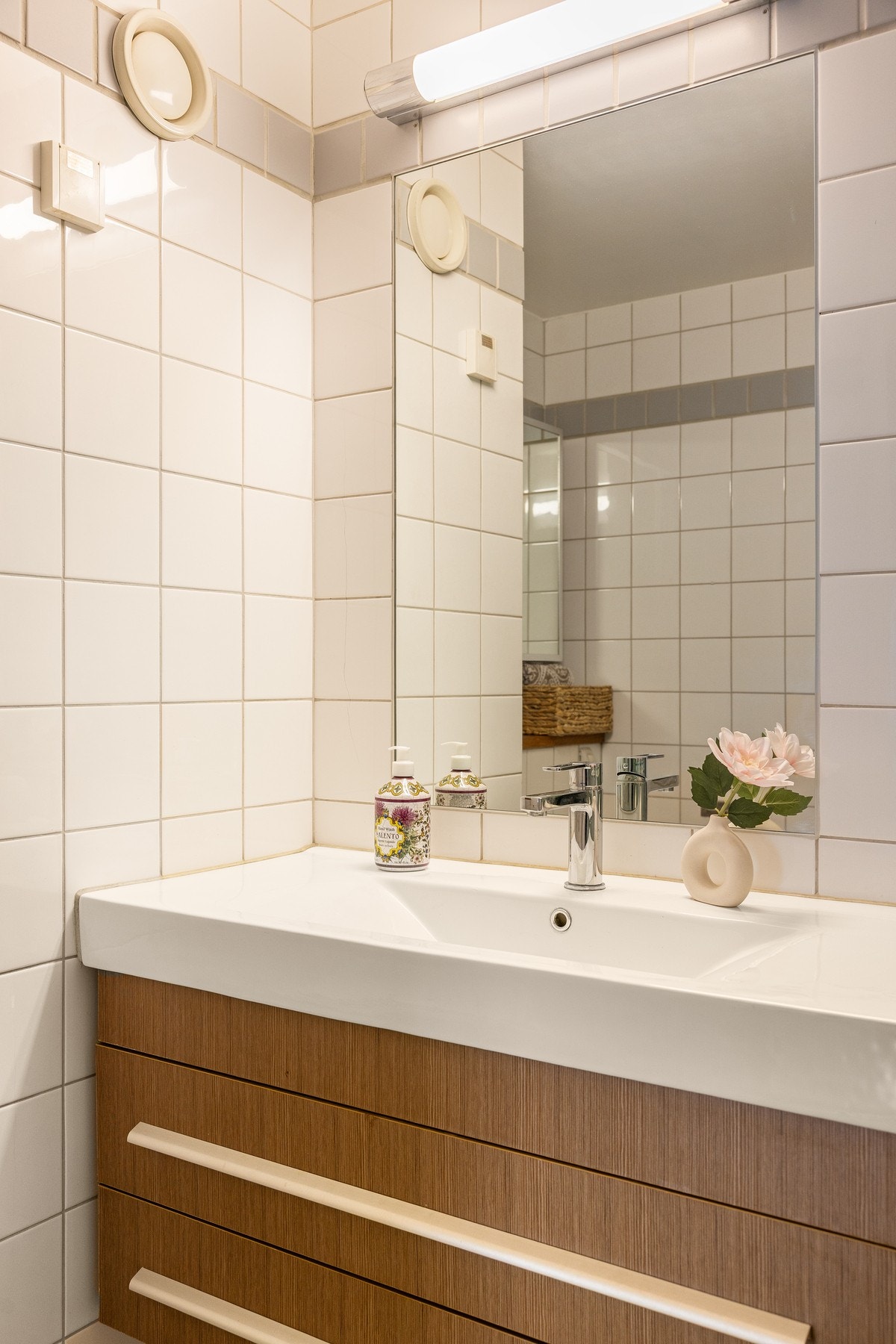 nnredningen består av vegghengt servantskap med skuffer og ovenpåliggende servant med ettgreps armatur, innmurt speil med overlys over servant og speilskap på vegg. Galleribilde