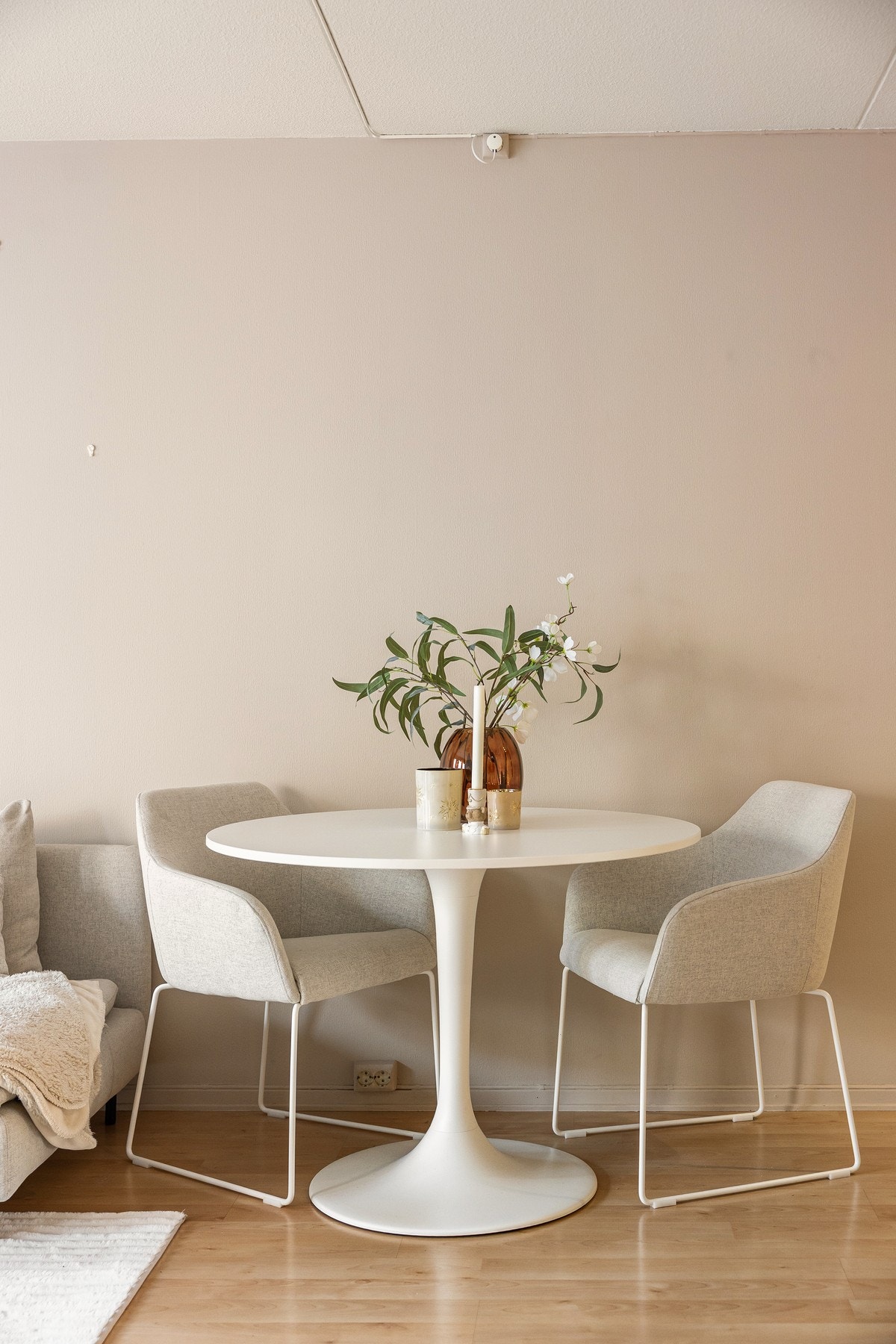 Den romslige stuen byr på god plass til Spisemøblement. Galleribilde