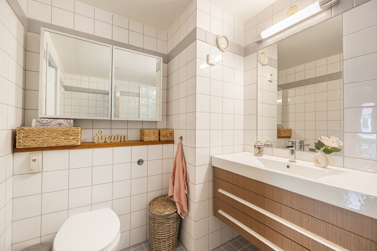 Videre er badet utstyrt med vegghengt toalett med innebygget sisterne. Galleribilde