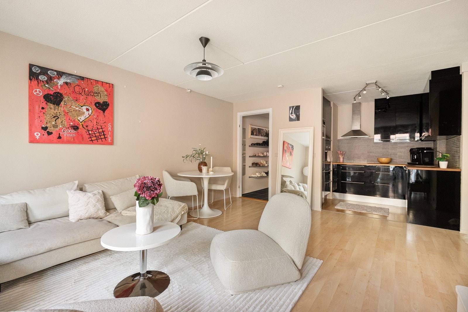 Den gode planløsningen skaper en behagelig delvis oppdeling mellom kjøkken, spisestue og stue. Galleribilde