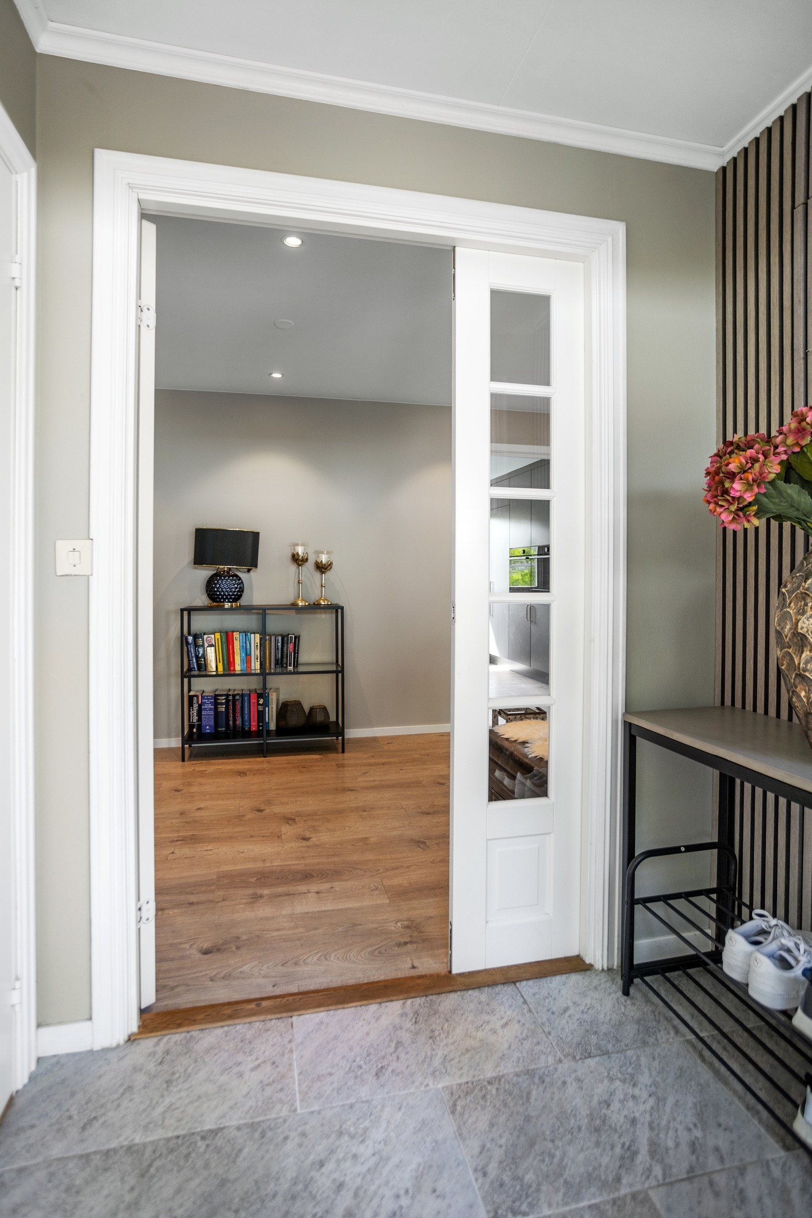 Innbydende og nyoppusset entré med gjestetoalett inn døren til venstre Galleribilde