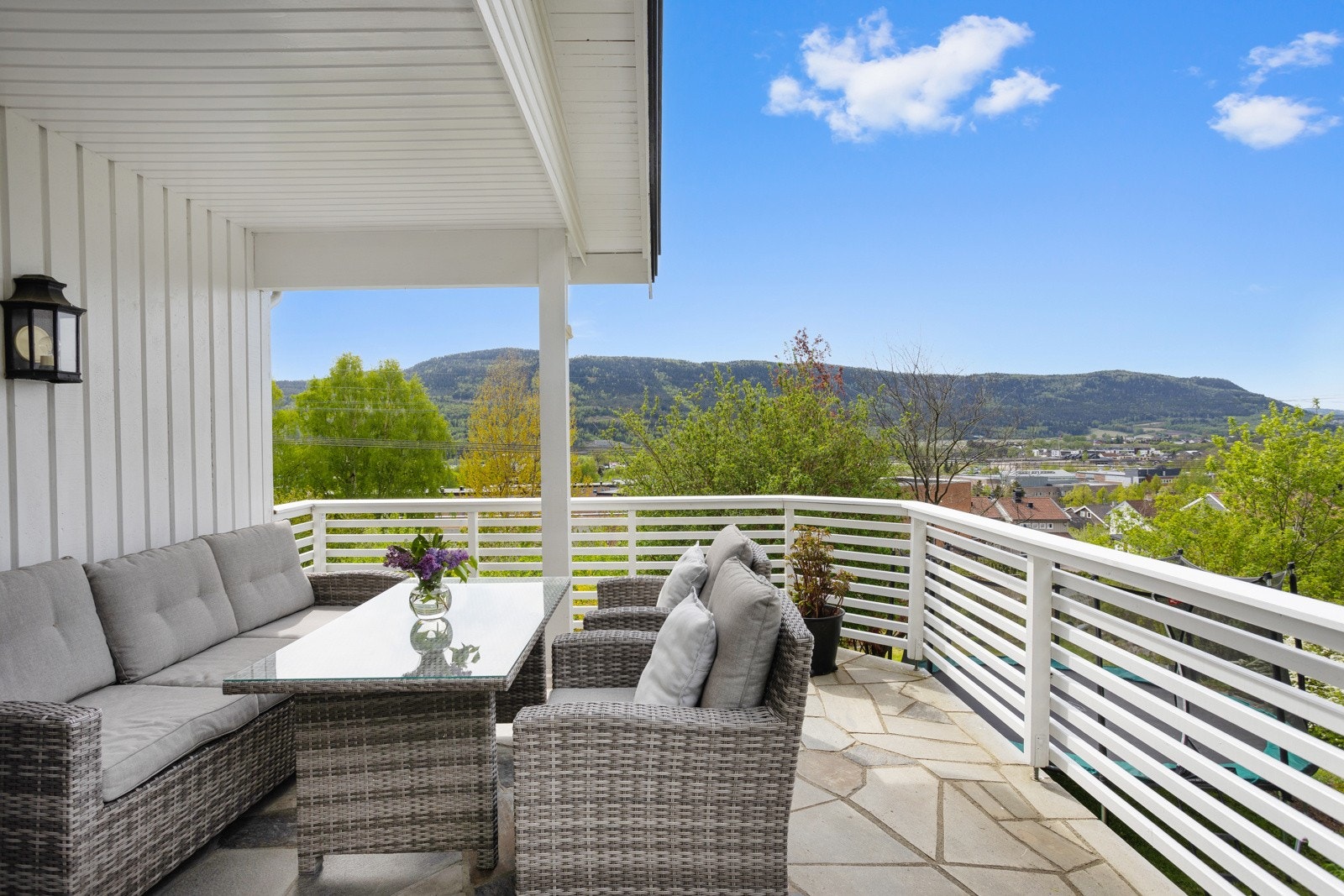 Steinsatt uteplass like utenfor stuen Galleribilde