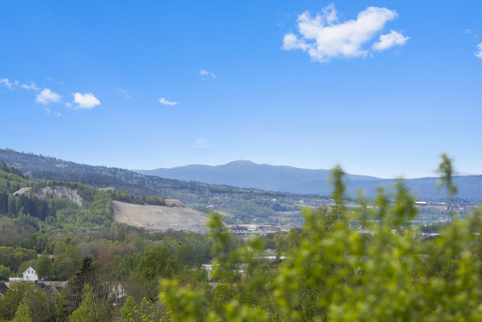 Sydvestvendt uteplass med behagelig utsikt og meget gode solforhold Galleribilde