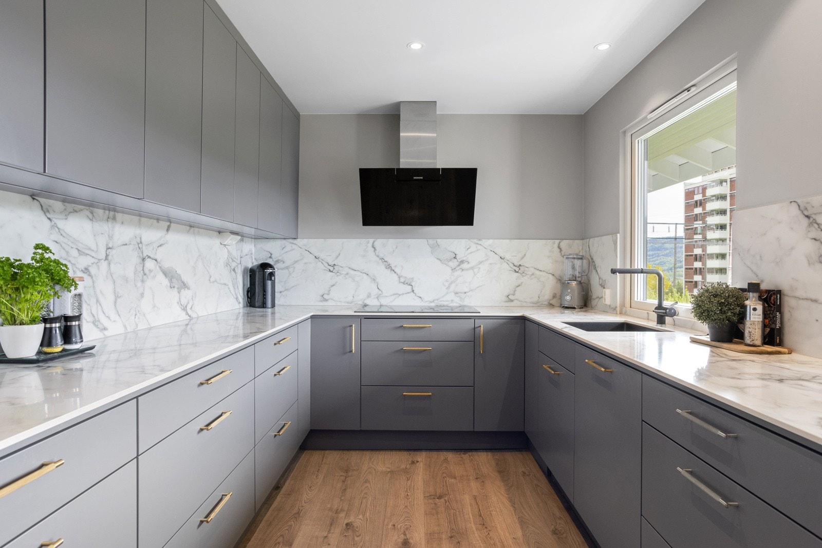 Det er rikelig med både benke- og skapplass Galleribilde