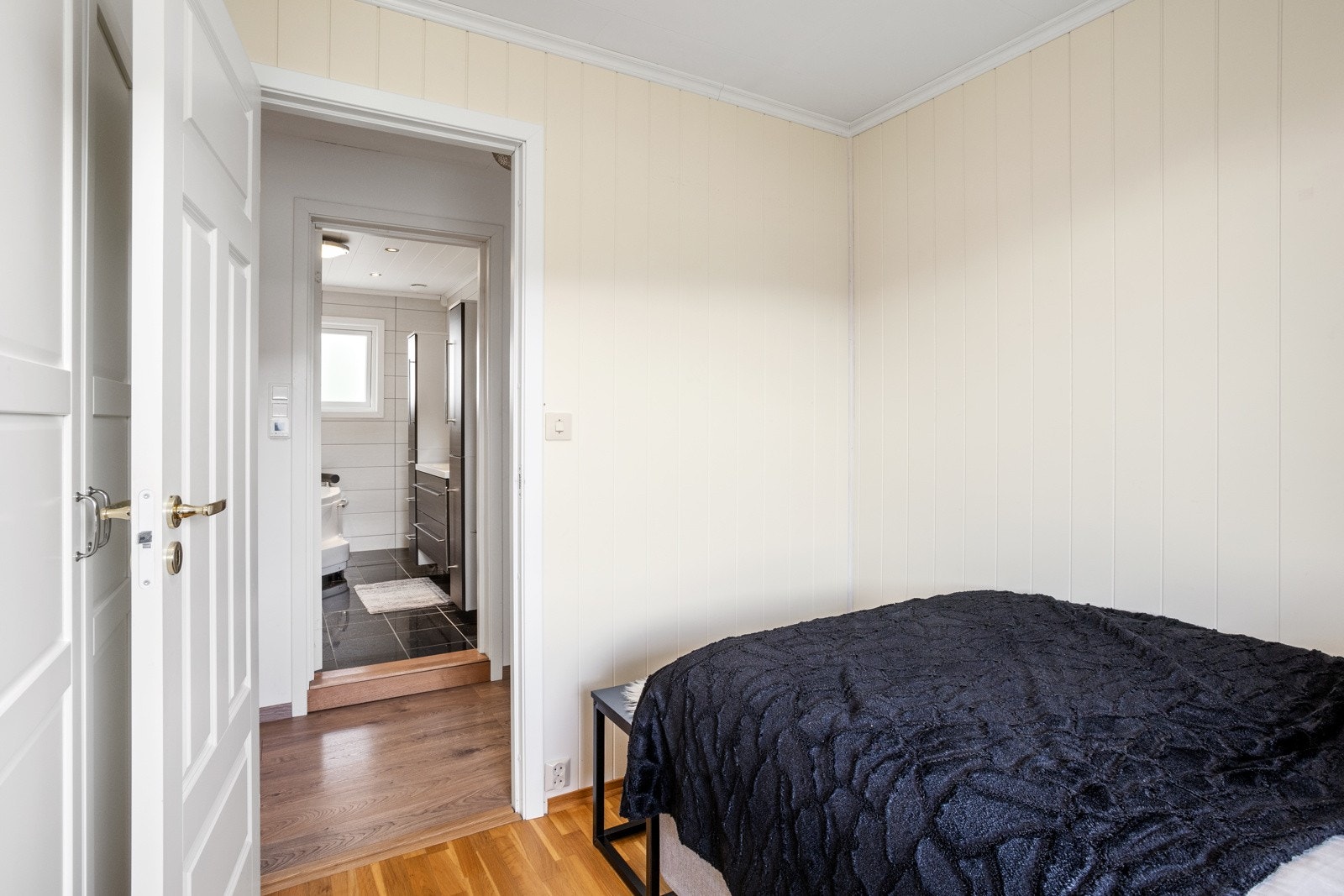 Garderobeskap er plassert bak dør Galleribilde