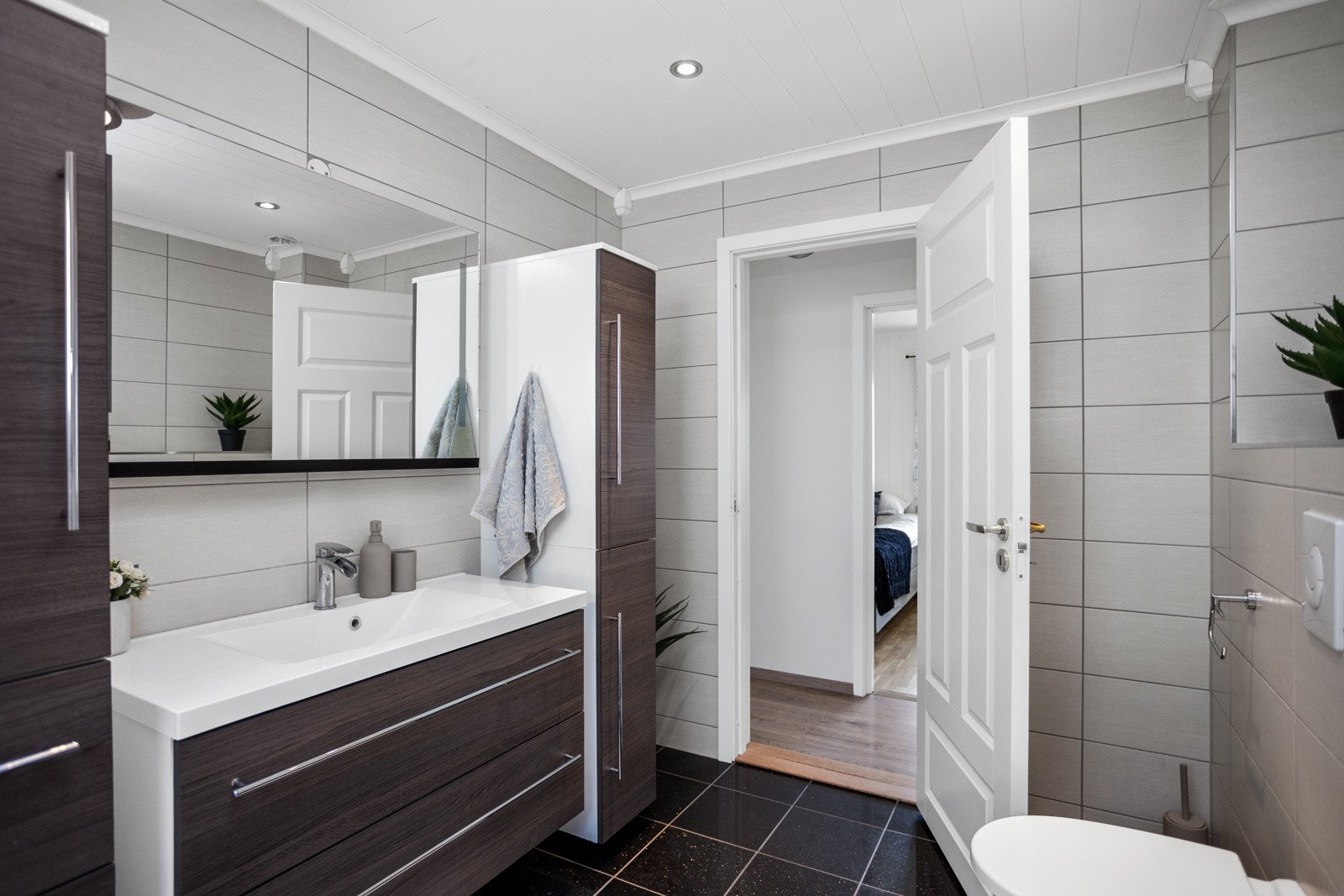 Vegghengt toalett og speil med integrert belysning Galleribilde