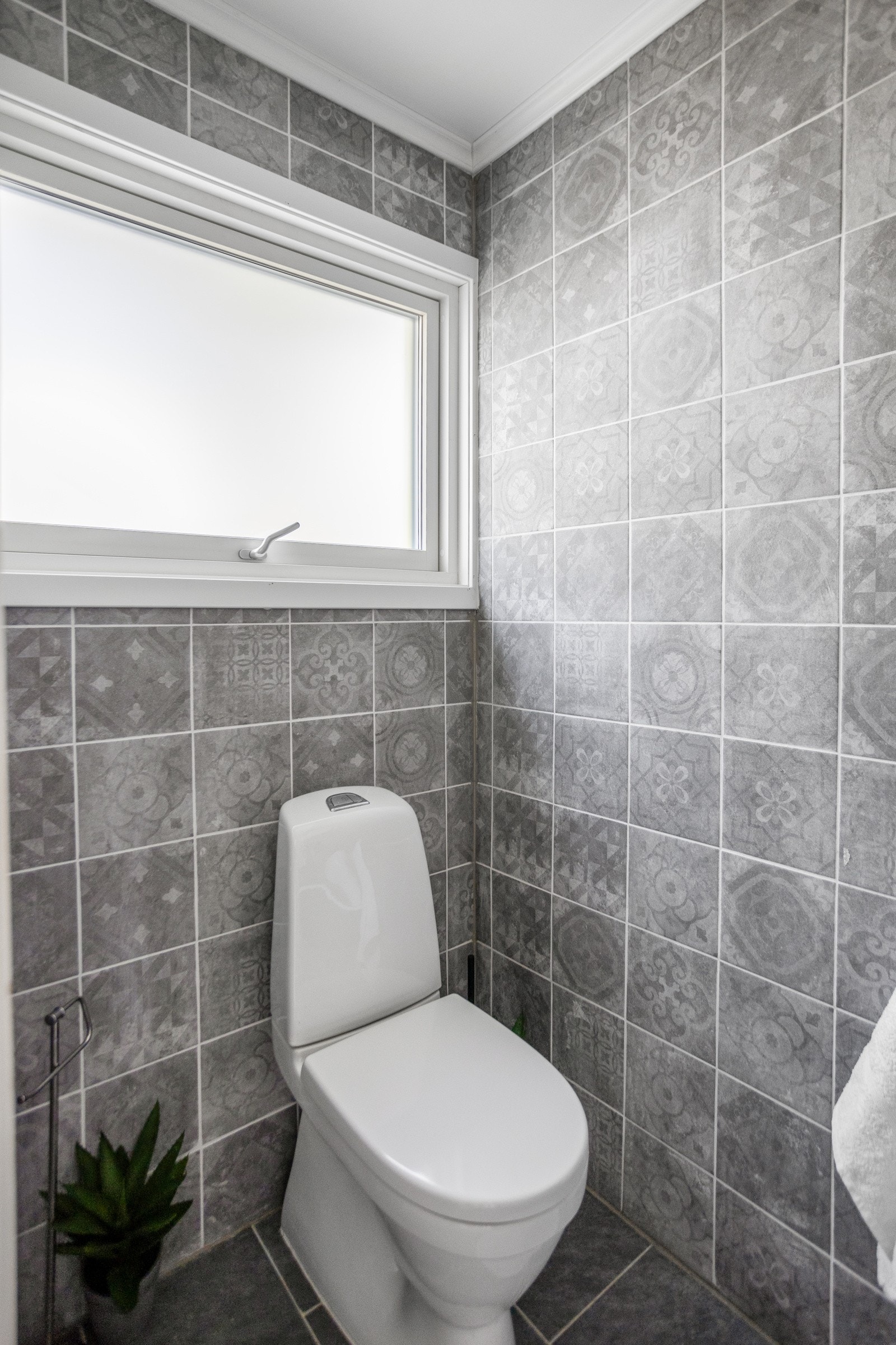 Vinduet på toalettrommet er foliert Galleribilde