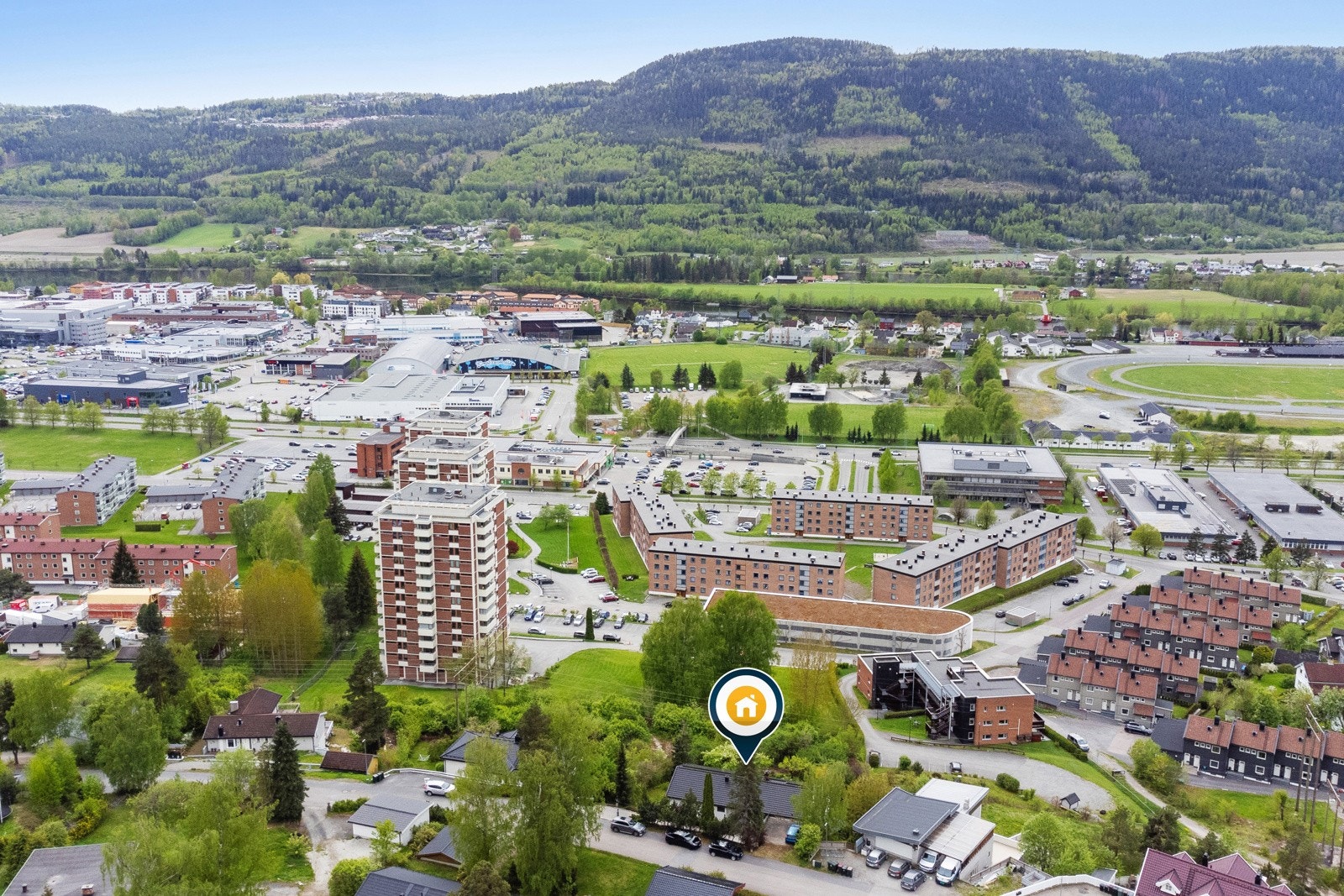 Åssiden og Drammen har en rekke muligheter for sport- og fritidsaktiviteter hele året. Det er kort vei ned til elevpromenaden, som har blitt et av Drammens meste populære turområder, enten du vil ha en treningsøkt, eller om rusletur i flotte omgivelser Galleribilde