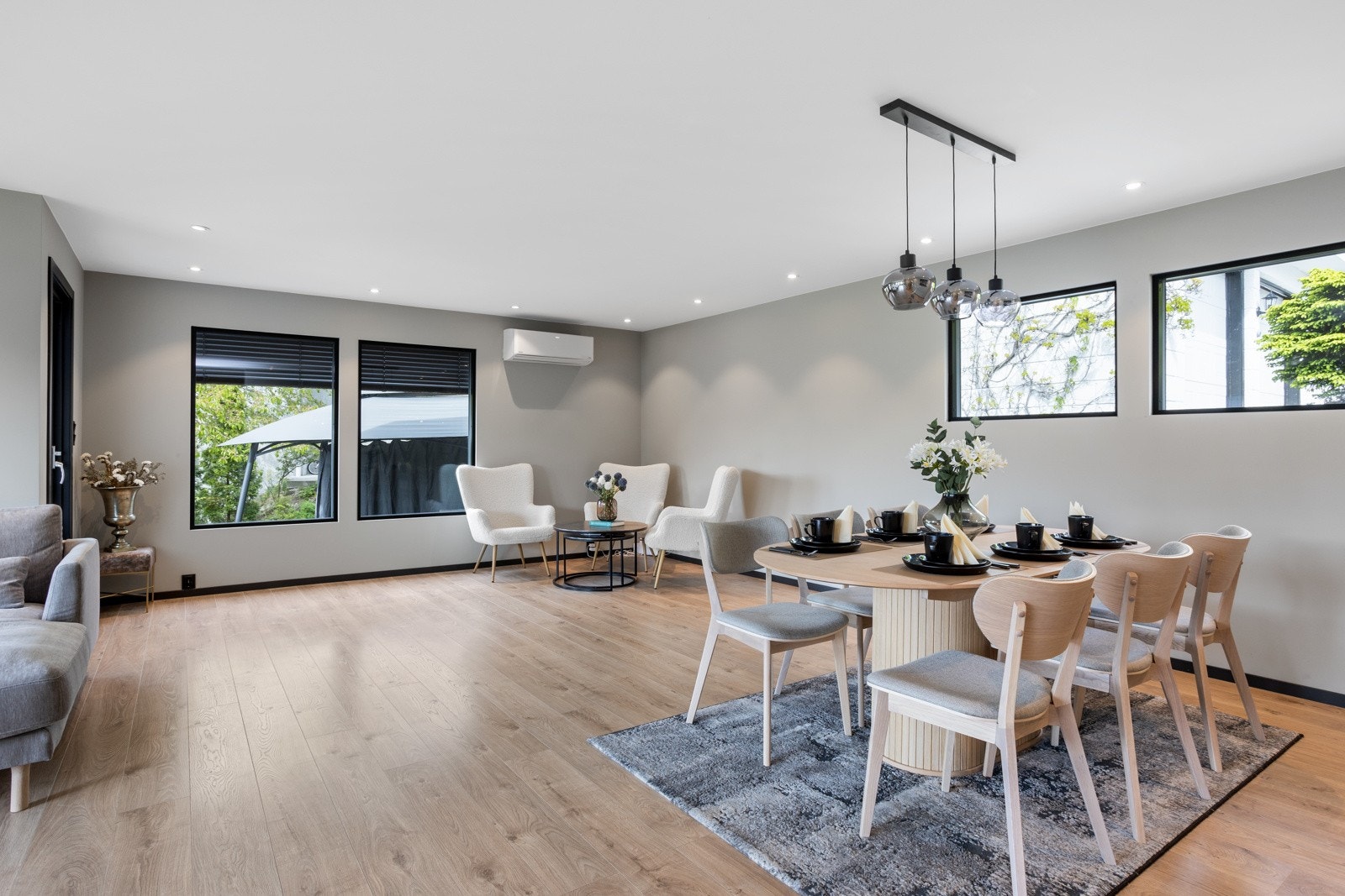 Det er montert utvendig solskjerming på vinduer og installert varmepumpe på vegg Galleribilde