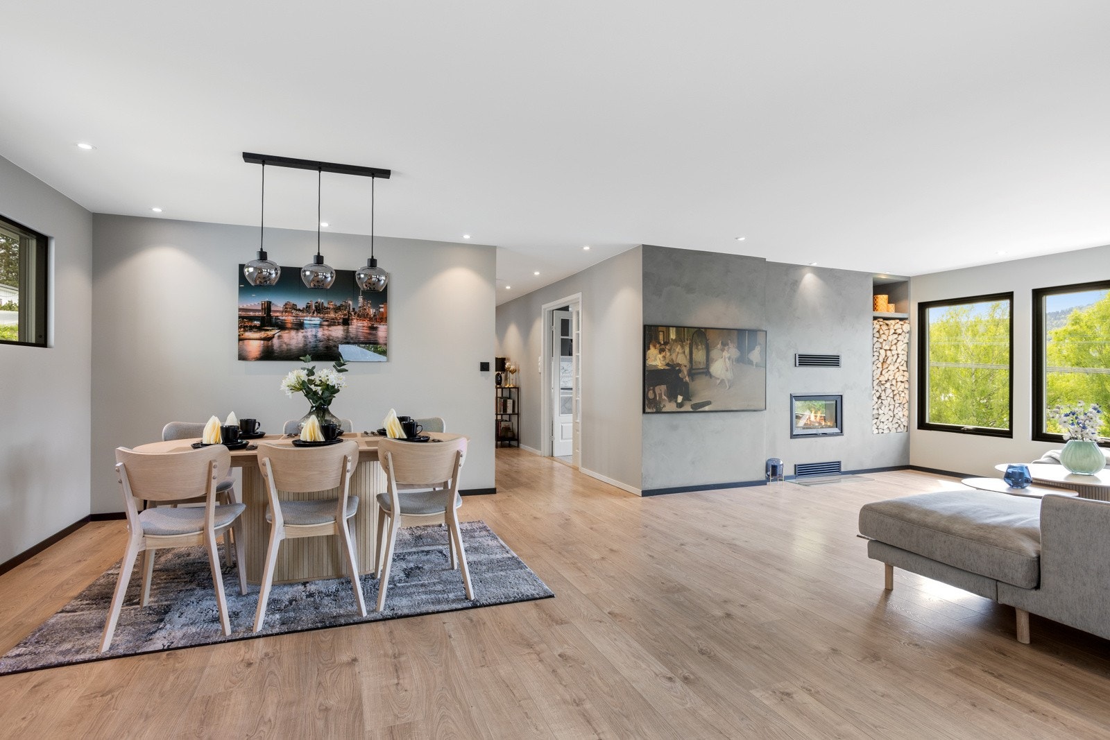 Rommet bader i naturlig lys fra vinduer på tre sider Galleribilde