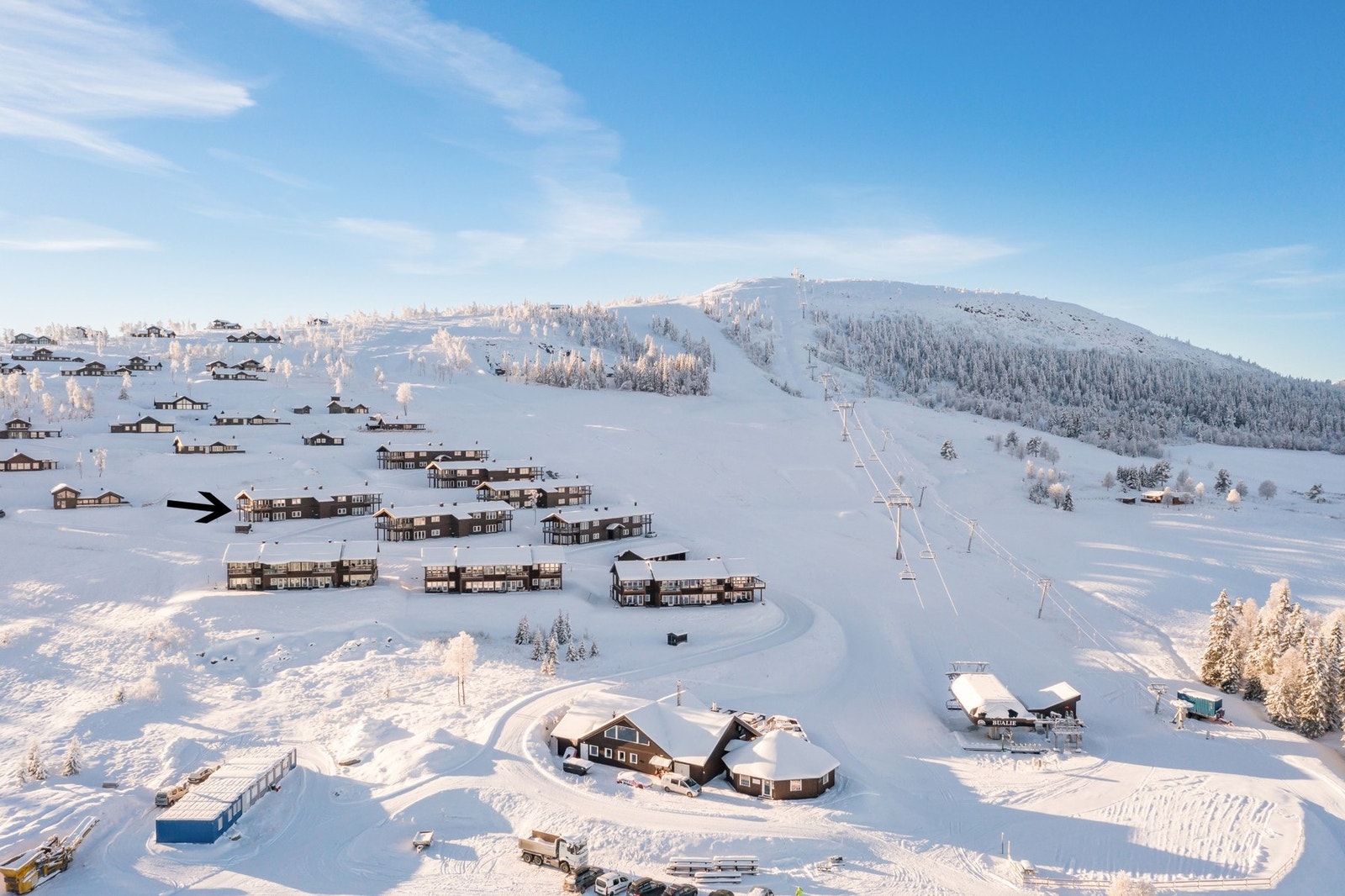 Vinteridyll i Golsfjellet Alpinsenter Bualie. Bilde lånt fra Bualie. Pila viser leilighetens beliggenhet. Galleribilde