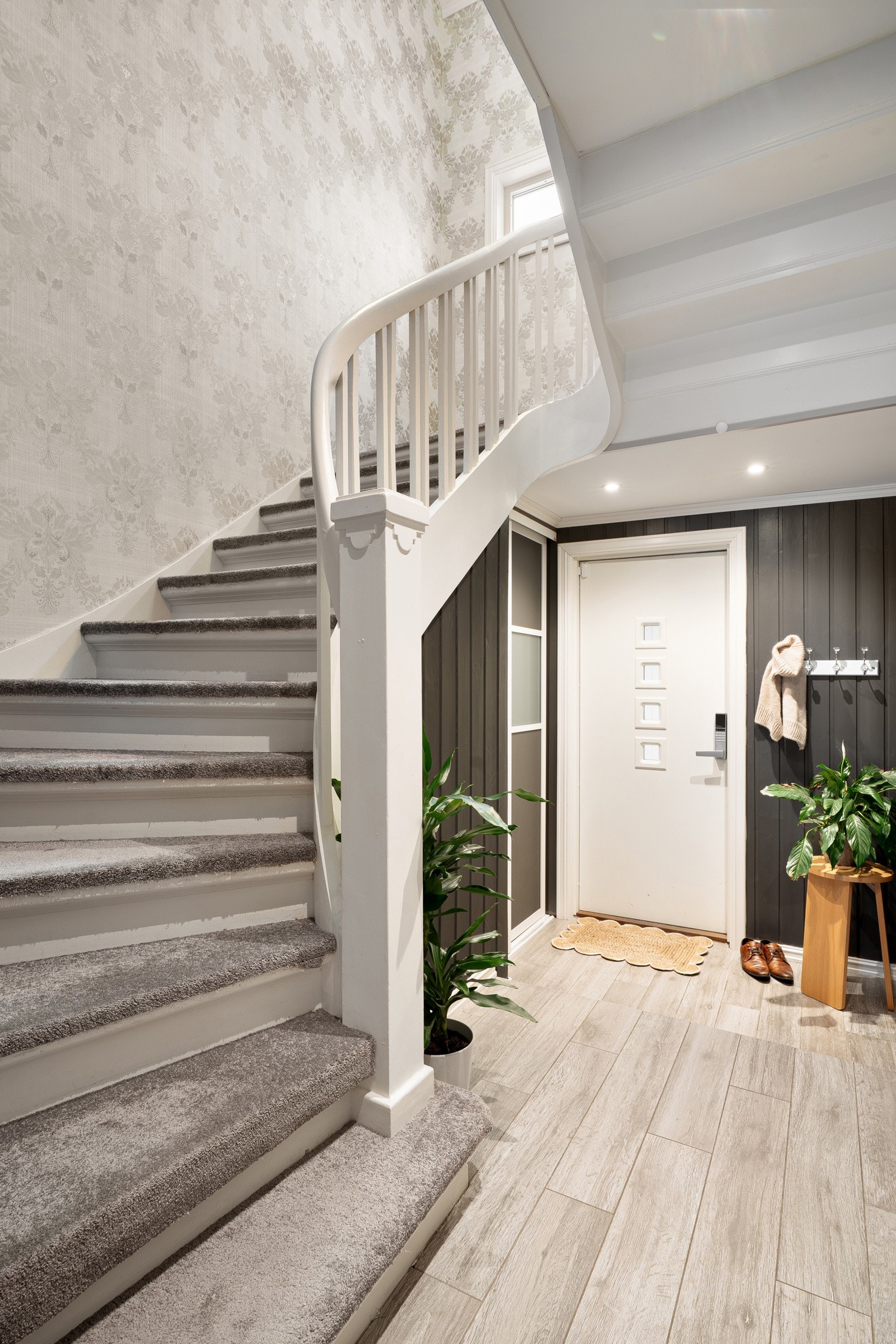 Gjennomgående moderne standard. Det klassiske preget er ivaretatt ifm oppussing.