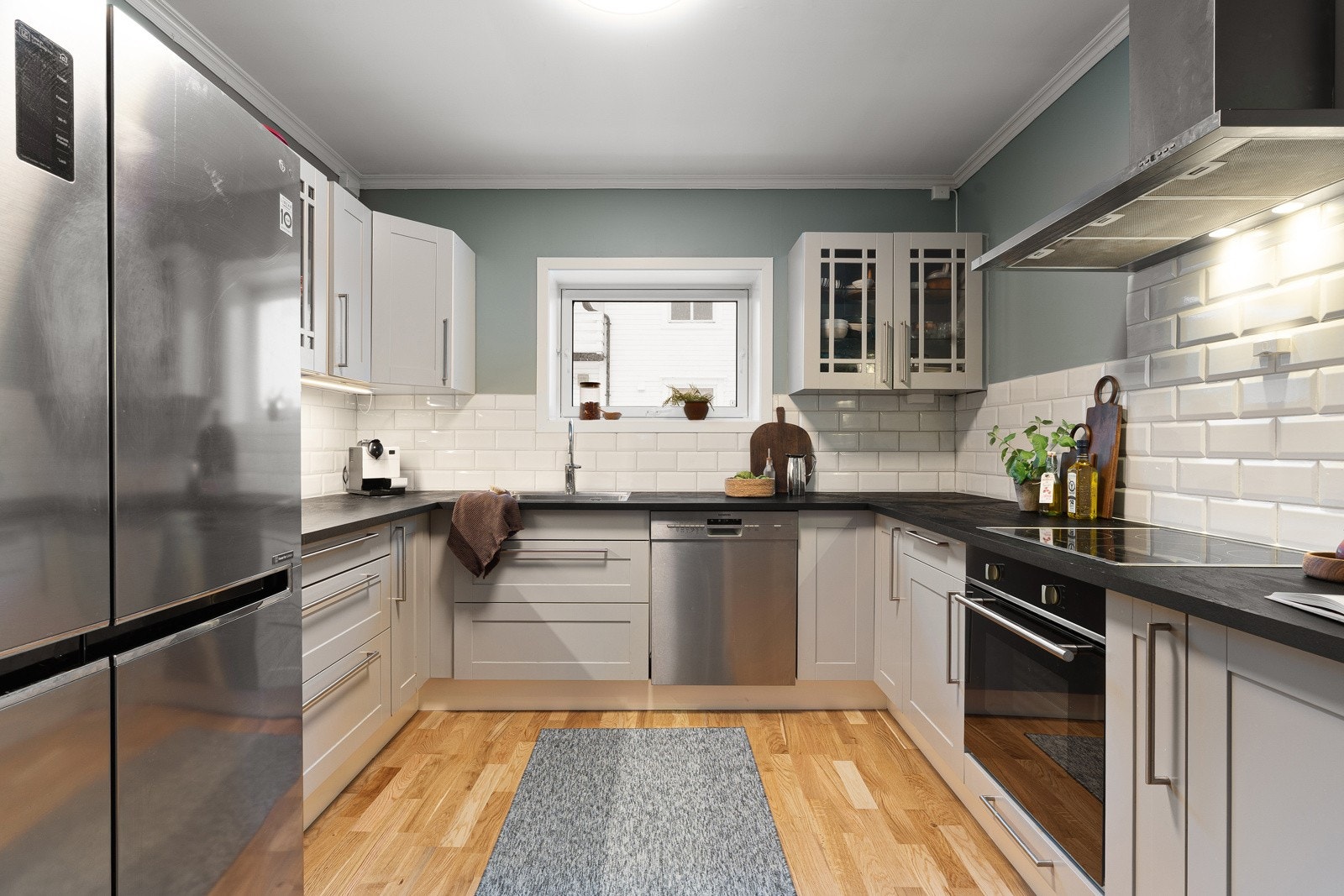 Kjøkkenet byr på godt med oppbevaringsplass i over- og underskap samt godt med arbeidsplass på kjøkkenbenk.