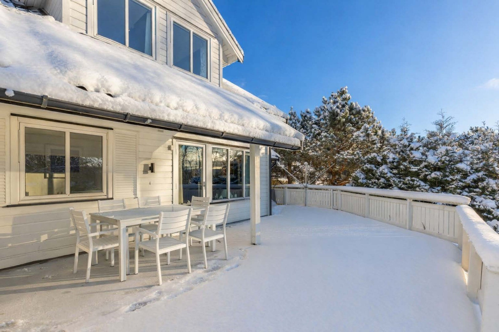 Boligen har en romslig terrasse med meget gode solforhold. Galleribilde
