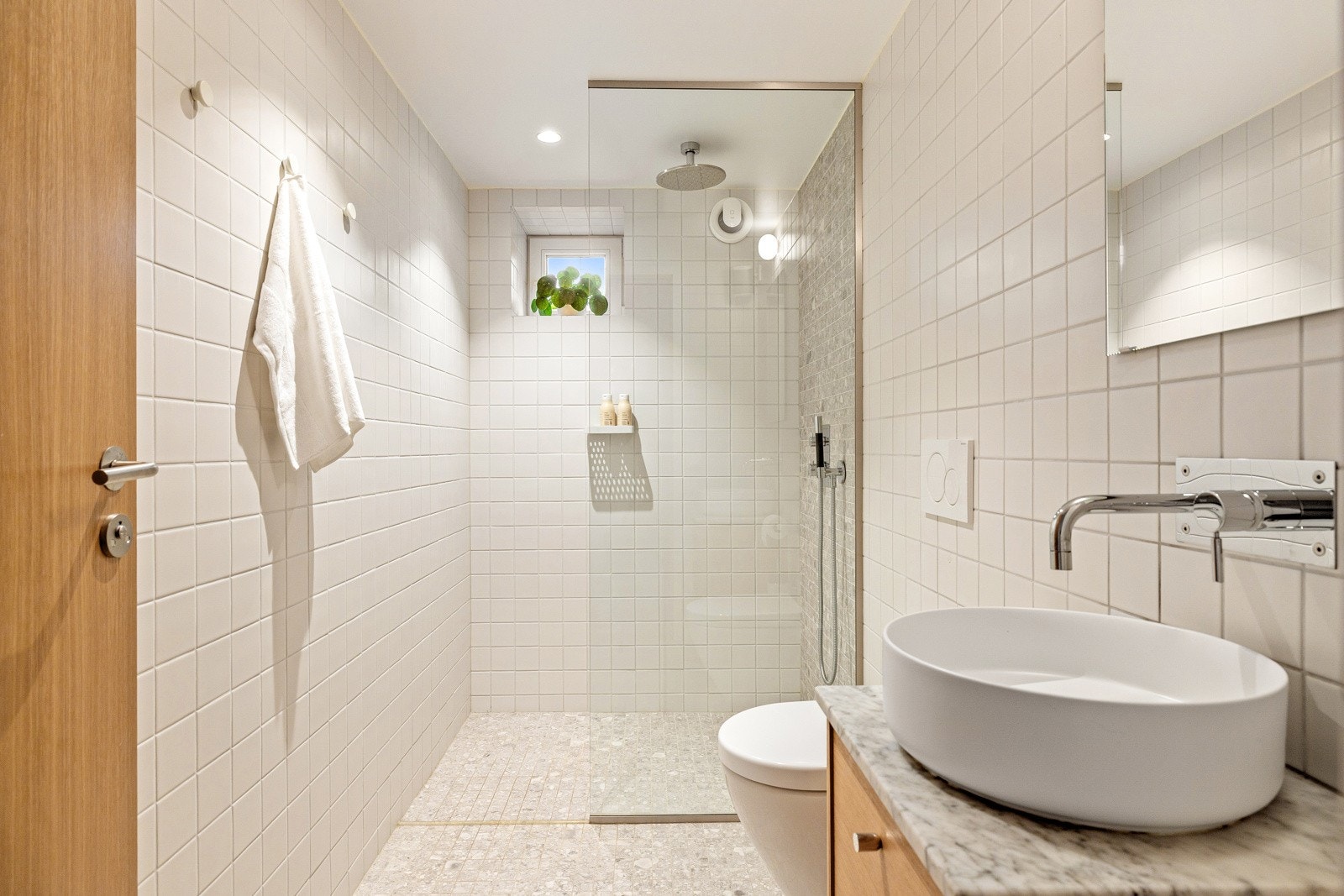 Nok et delikat baderom av god størrelse befinner seg i underetasjen. Galleribilde