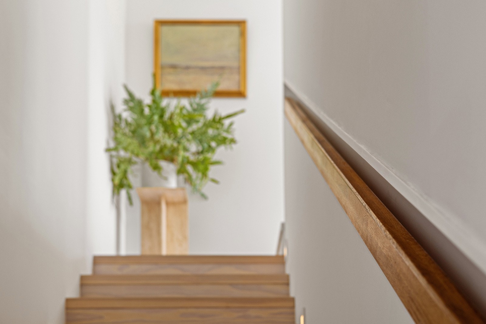 Fra oppholdsrommet tar man trappen videre opp til 2 etasje. Legg merke til det dekorative gelenderet. I tillegg er det belysning i trappetrinnene. Galleribilde