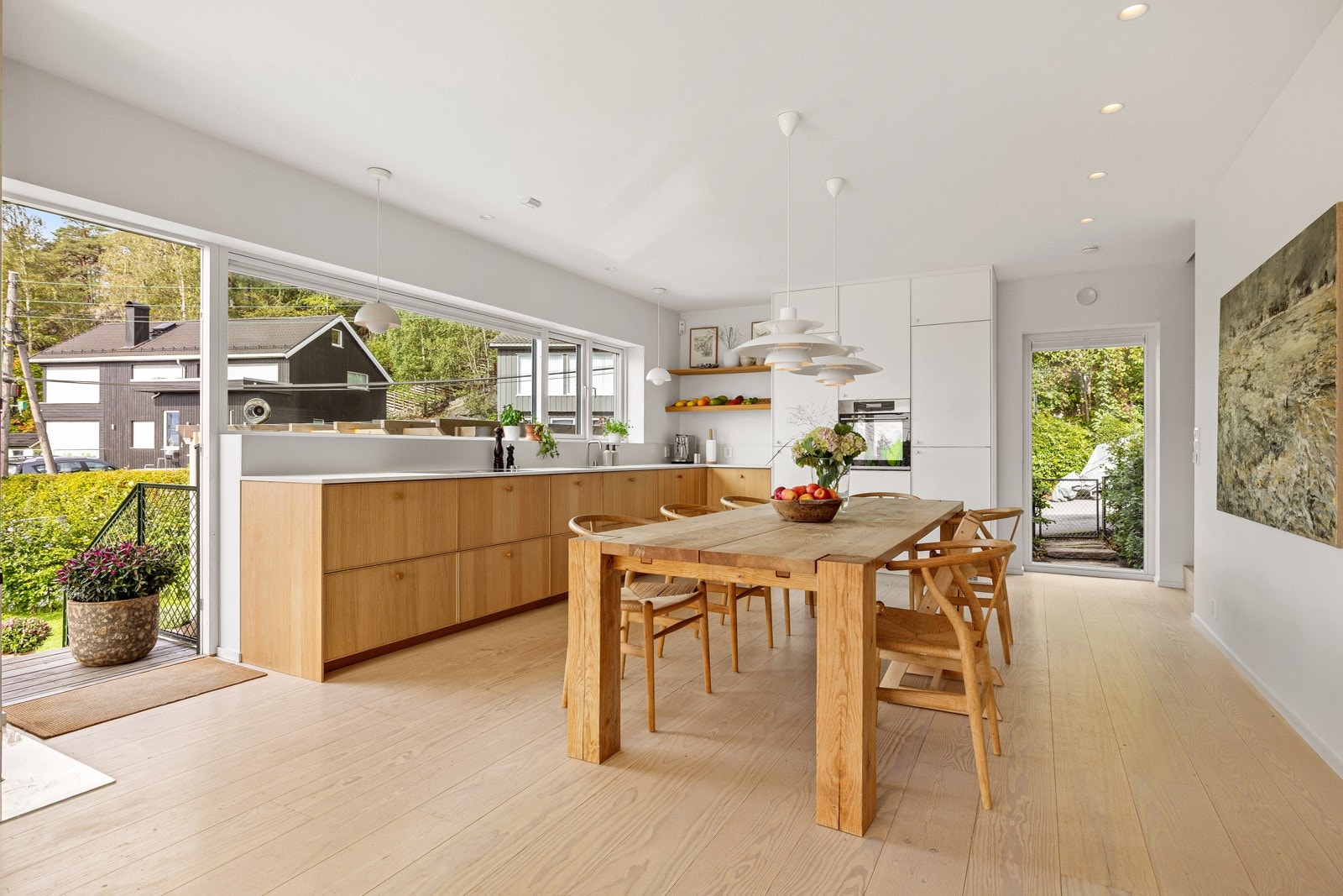 Fra kjøkkenet er det dirkete utgang til hagen fra trapp. Galleribilde