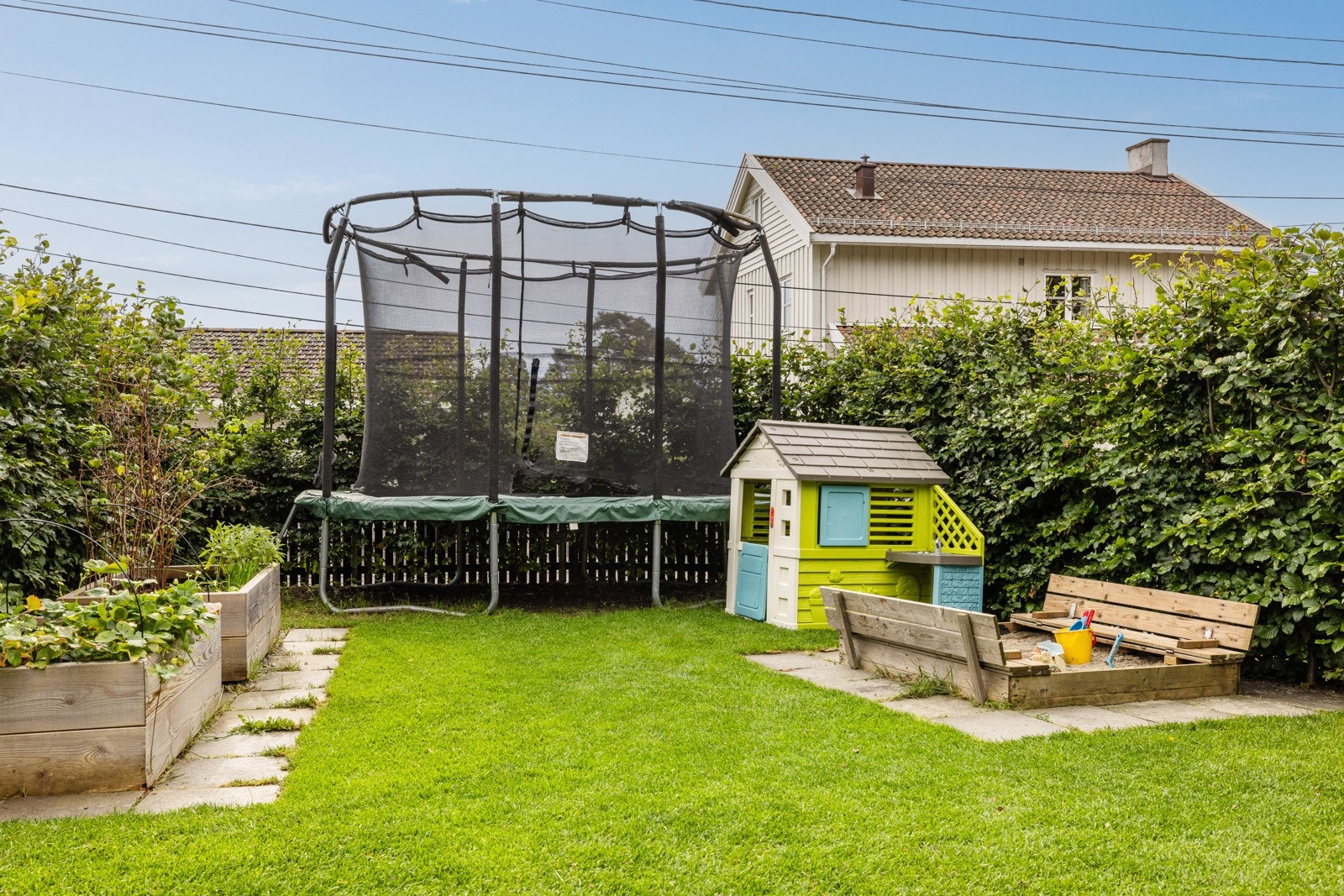 Den store og vakre tomten / hagen på ca. 300 kvm er eksklusiv for Kildeveien 12 A. Galleribilde