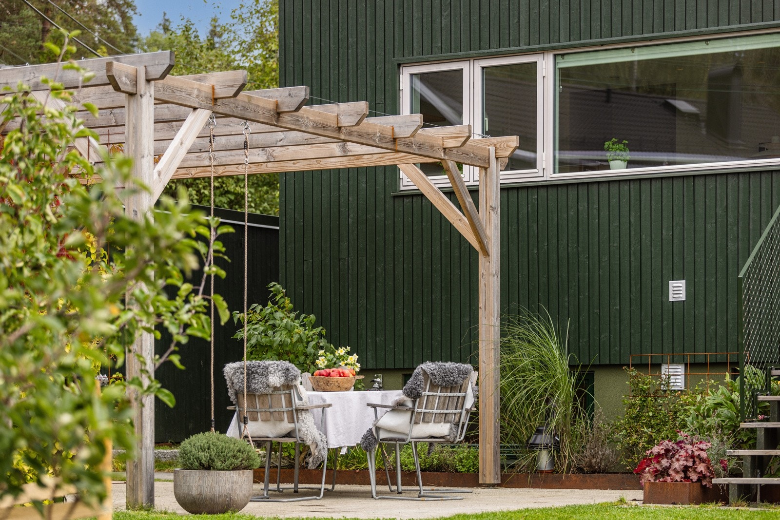 Hagen og boligen vender mot sydvest og har svært gode solforhold. Galleribilde