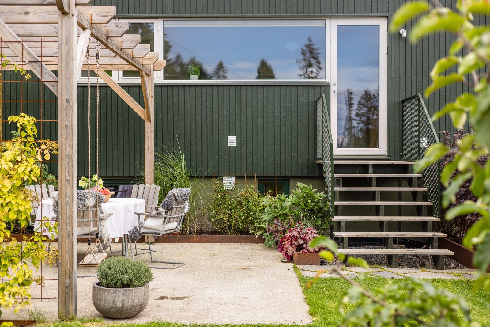 Direkte utgang til hagen fra oppholdsrommet. Galleribilde