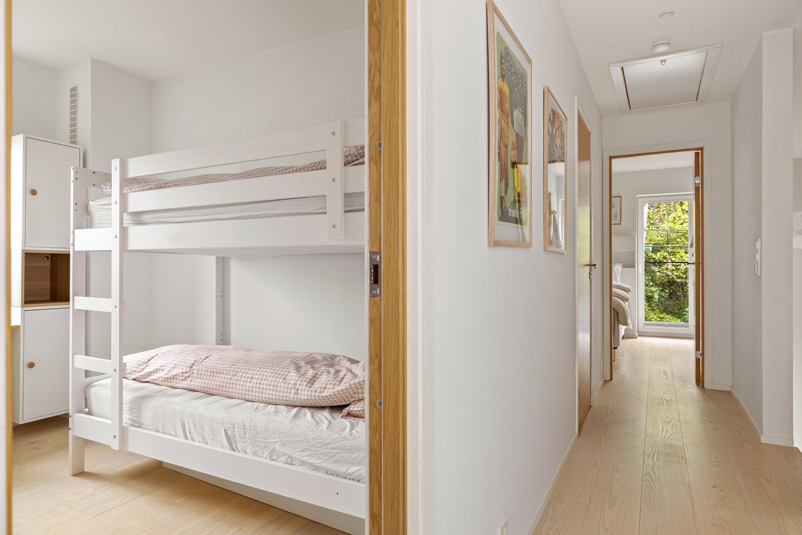 Soverommene ligger praktisk til på rad og rekke. Galleribilde