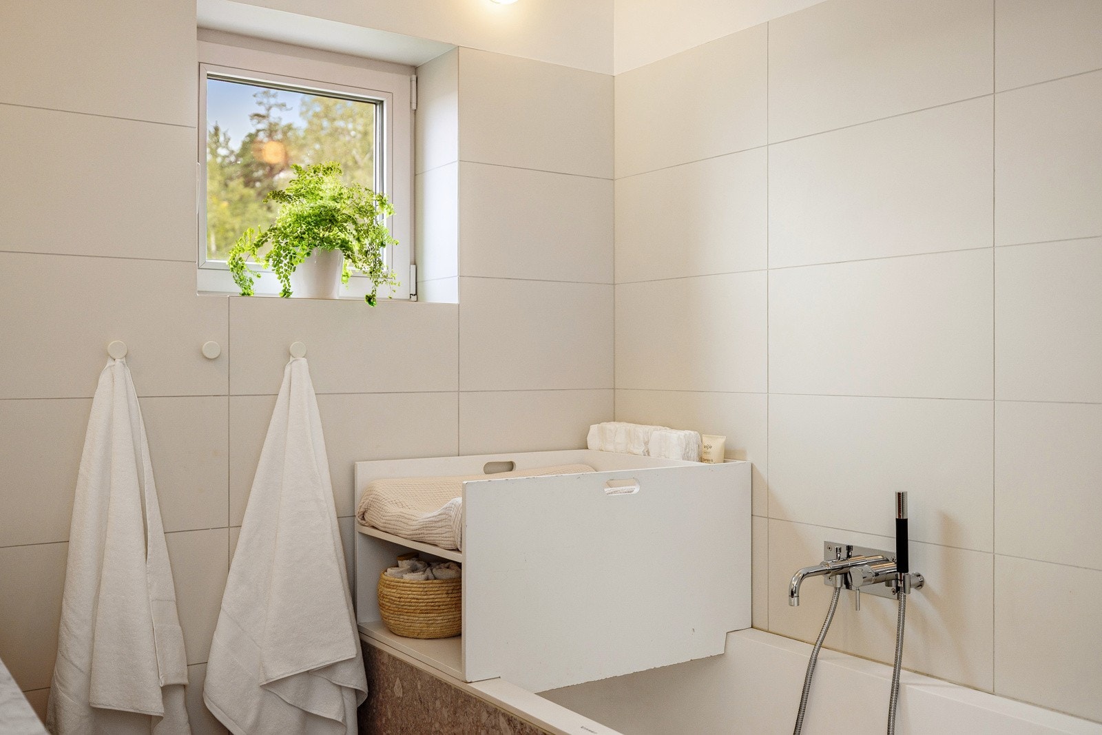 Smart stellebord med plass oppå badekaret. Galleribilde