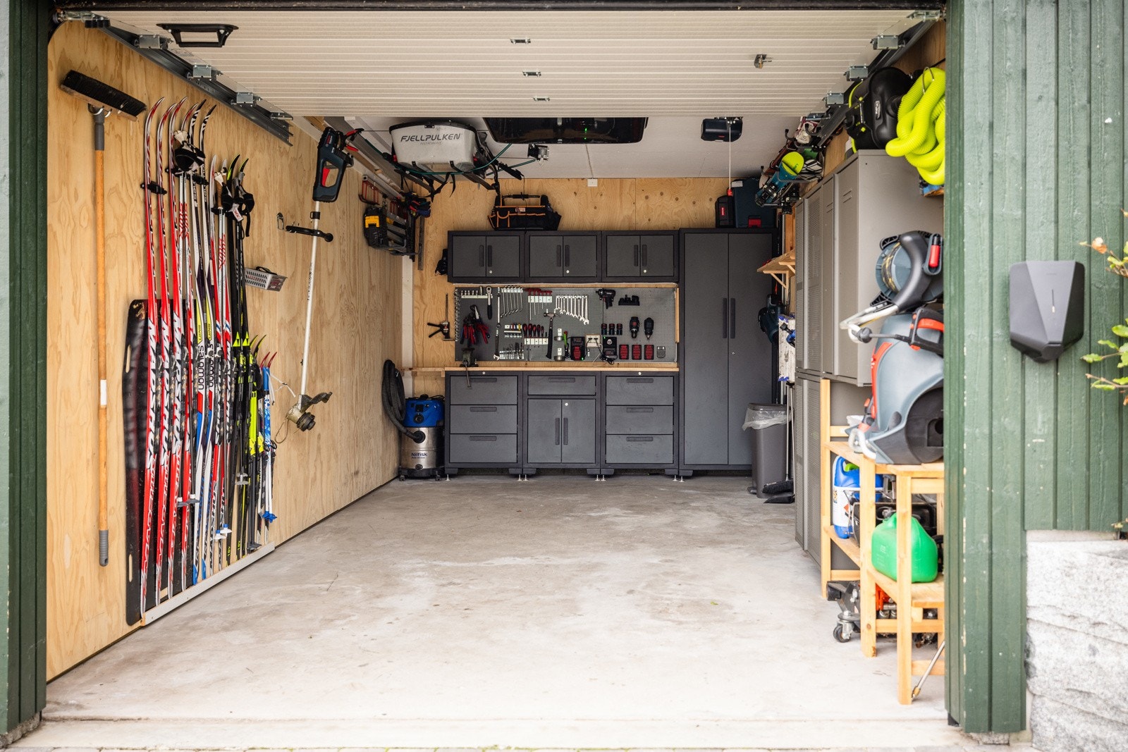 Den delen av garasjen som denne boligen disponerer er på 17m². Elbil-lader er montert på vegg. Galleribilde