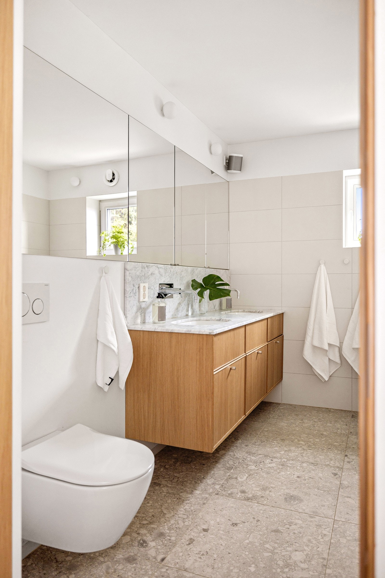 Vegghengt toalett og varmekabler på gulvet. Galleribilde