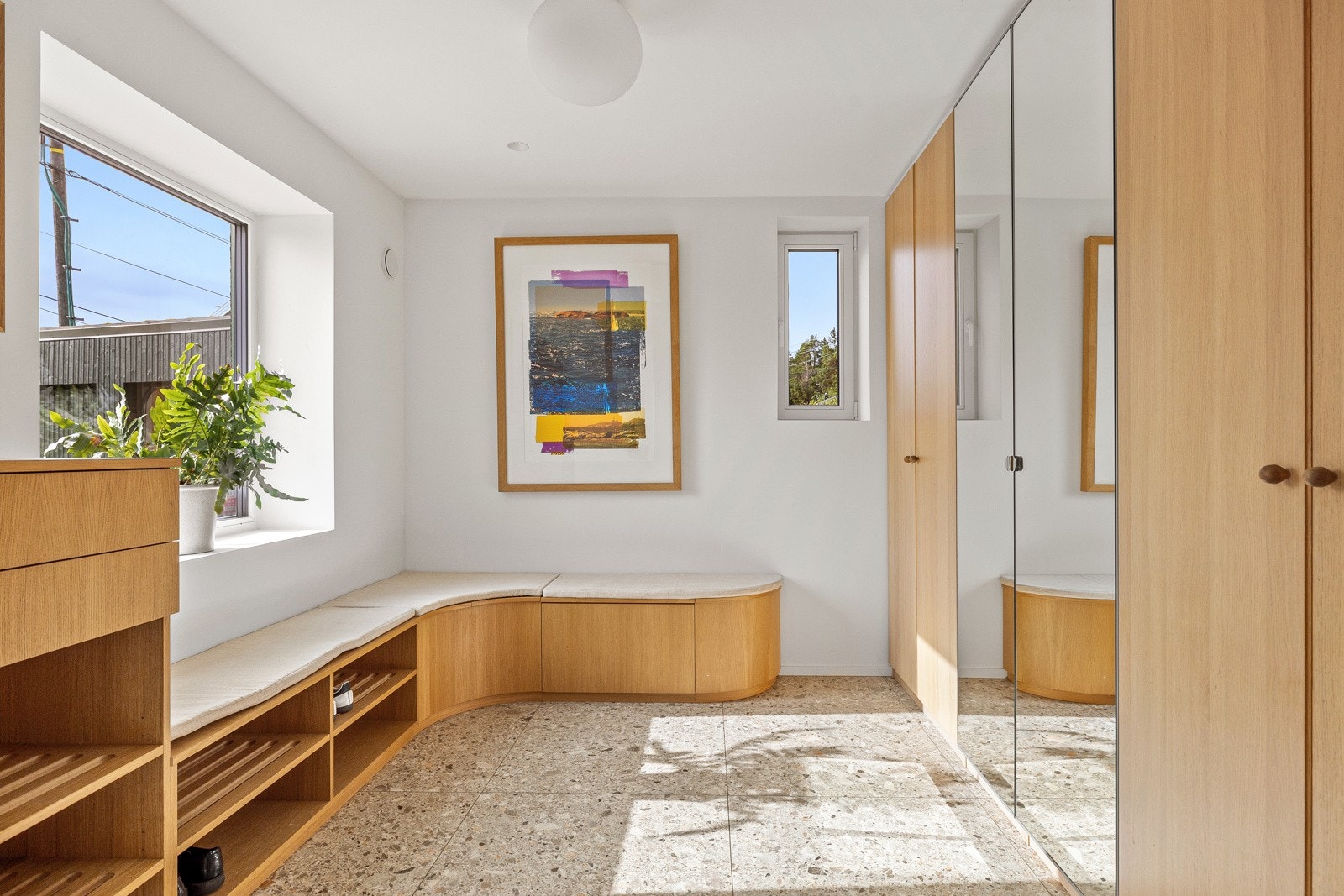 Pent inngangsparti som umiddelbart gir et godt førsteinntrykk av dette hjemmet. Legg merke til den flotte sittebenken med hyller. Galleribilde