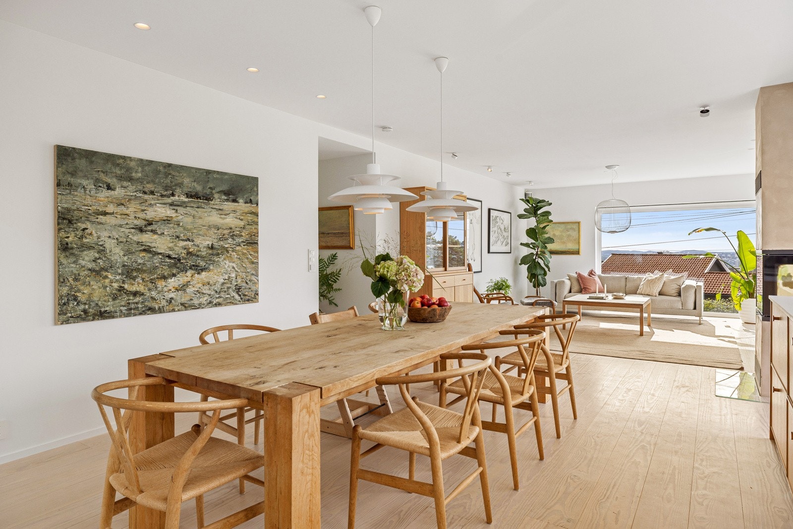 Det er fantastisk med plass til et såpass stort spisebord på kjøkkenet. Galleribilde