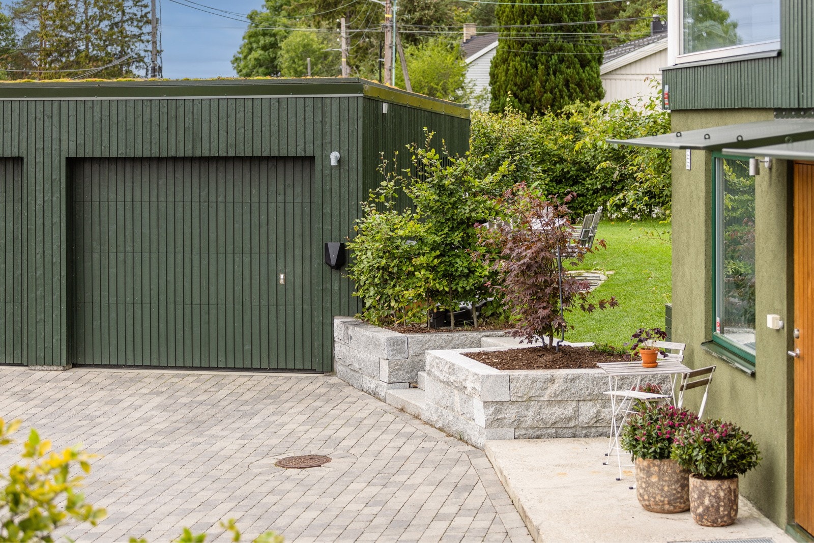 Hver seksjon har to parkeringsplasser på egen tomt. En i garasje, samt en foran sin garasjeplass. Galleribilde