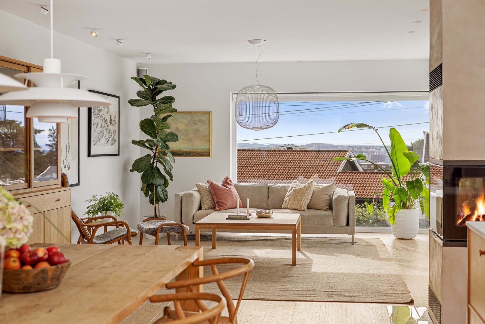 Boligen går over 3 plan og inneholder: Entre, stue med åpen kjøkkenløsning, 4 soverom og to bad. Boligen har en pent opparbeidet hage med svært gode solforhold i tillegg til garasje og parkeringsplass. Galleribilde