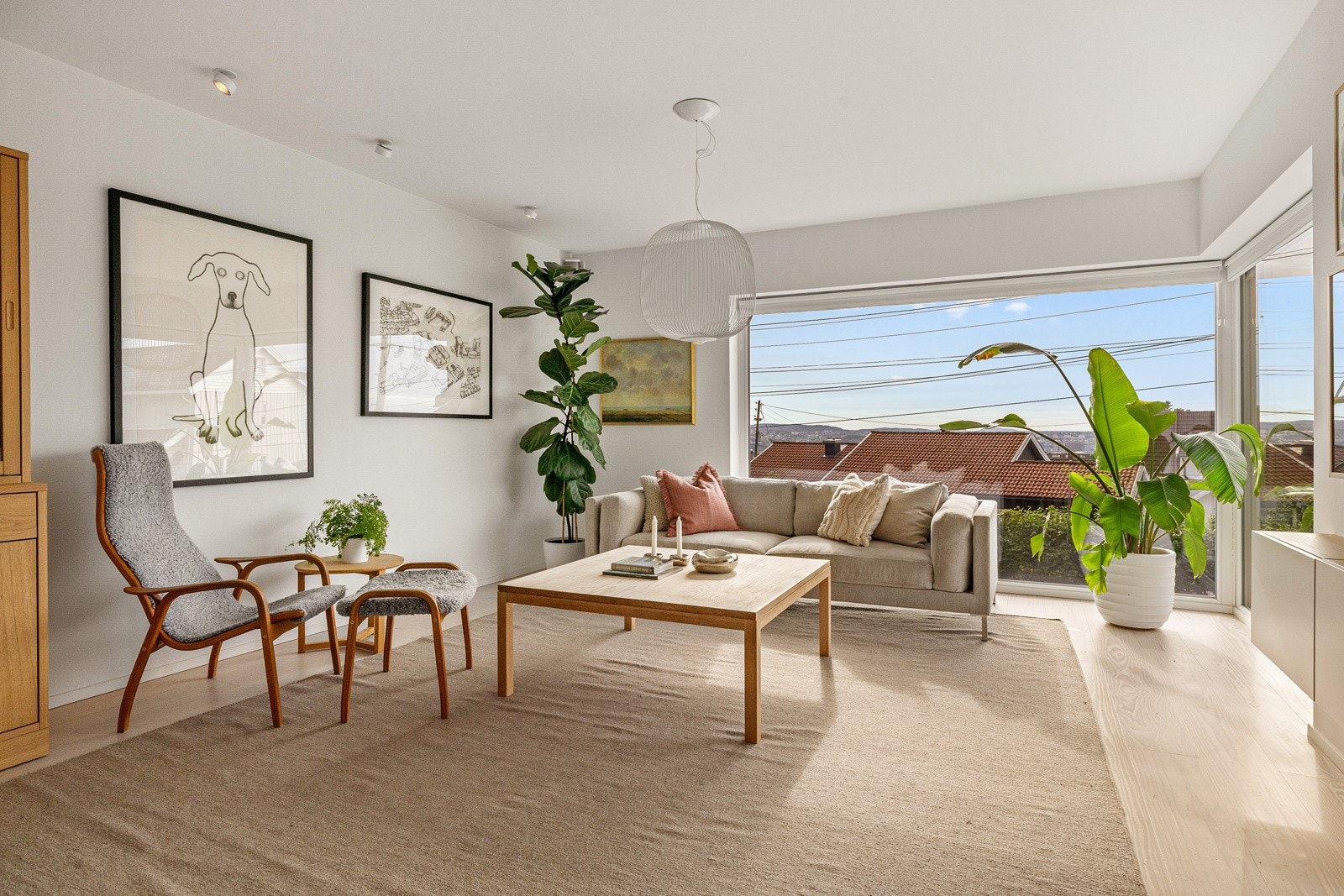 Alle overflater er hvite og nøytrale og det er flotte gulv som er behagelige å gå på. Galleribilde