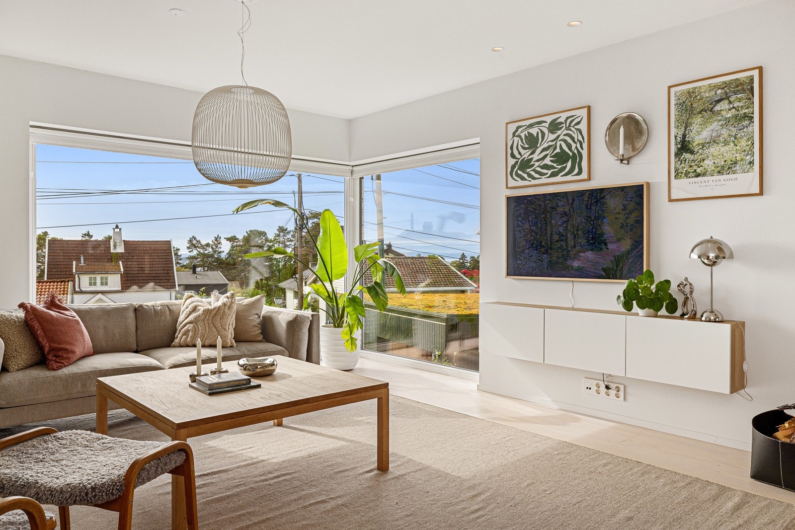 Stuen er romslig og åpner opp for ulike møbleringsmuligheter. Galleribilde