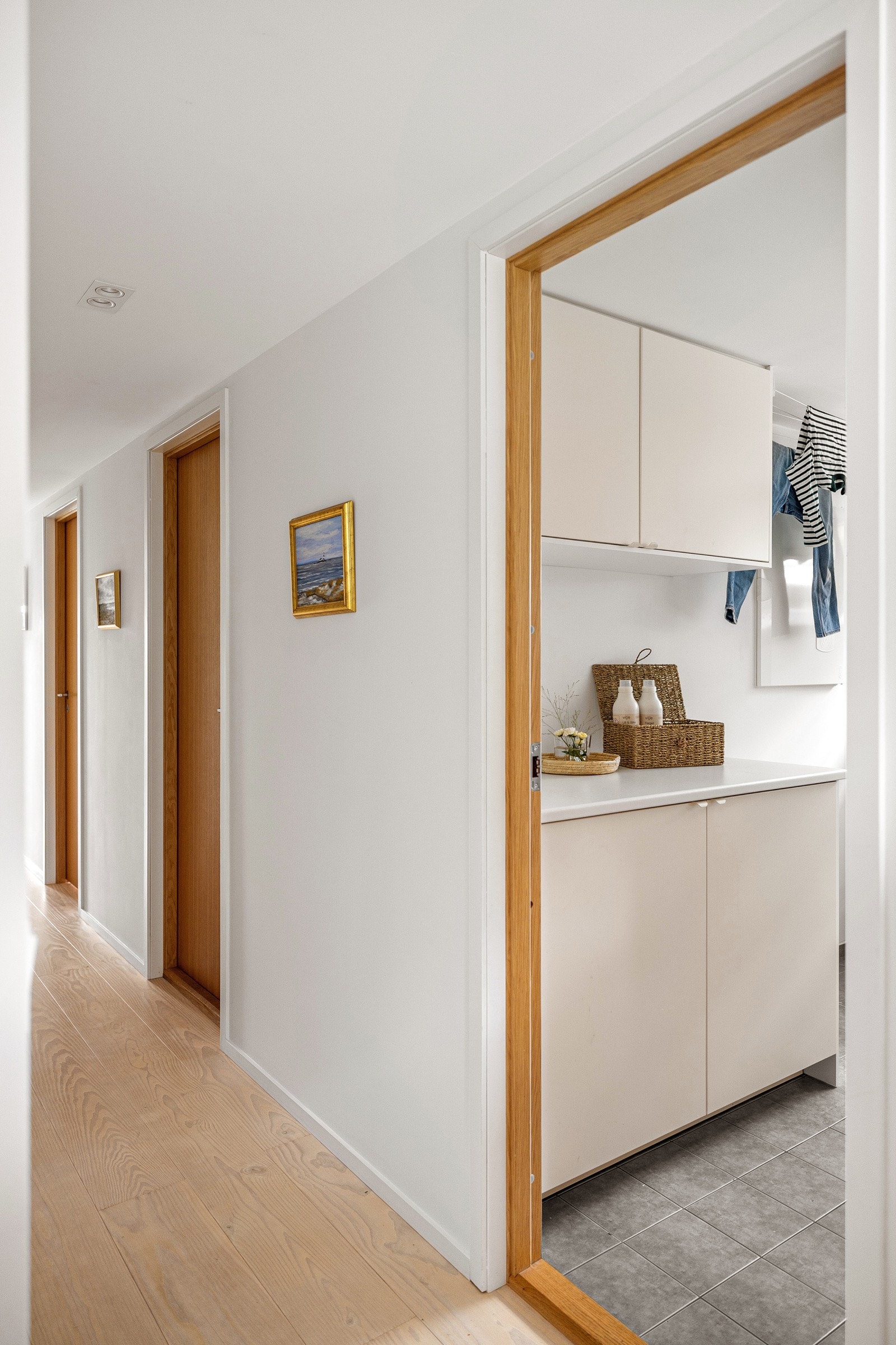 For å komme til boligens inngangsparti og underetasje tar man trappen ned igjen. Galleribilde