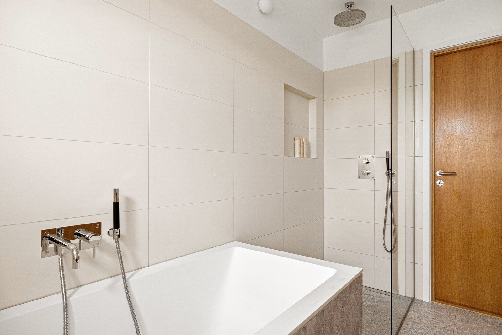 Det er fint med plass til både badekar og dusj. Galleribilde