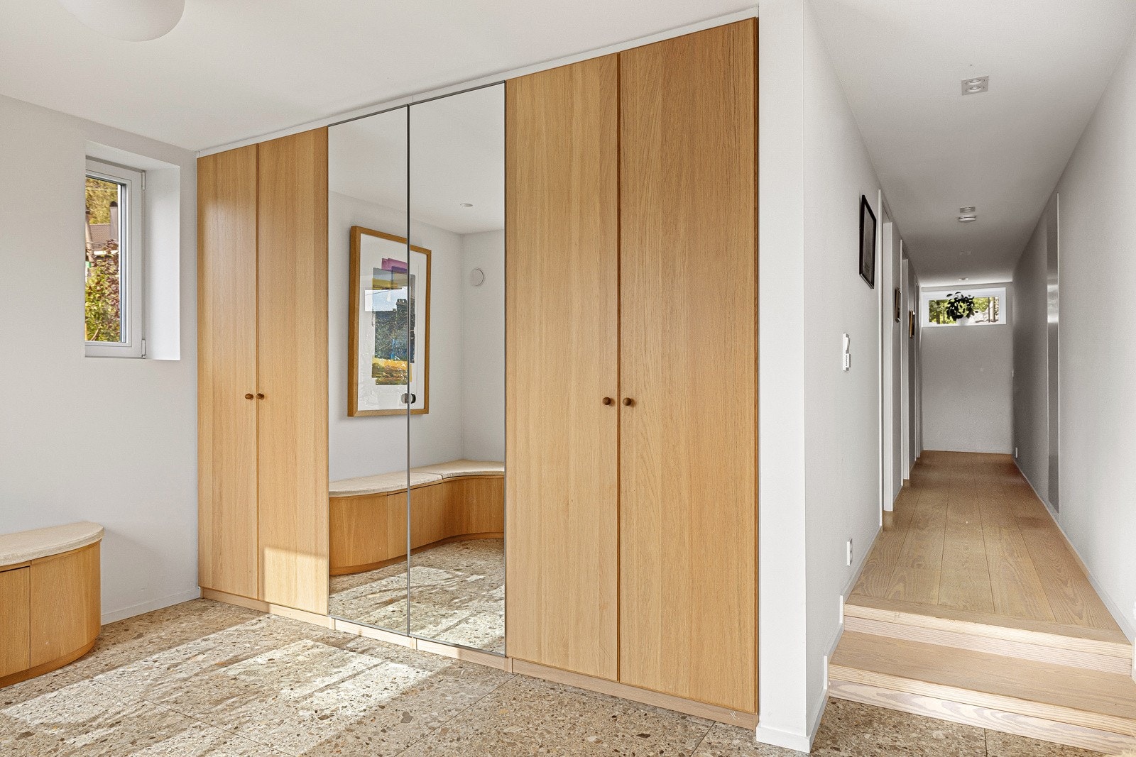 Romslig garderobeskap gir godt med lagringsplass til yttertøy og sko. Fliser med varmekabler på gulv. Galleribilde