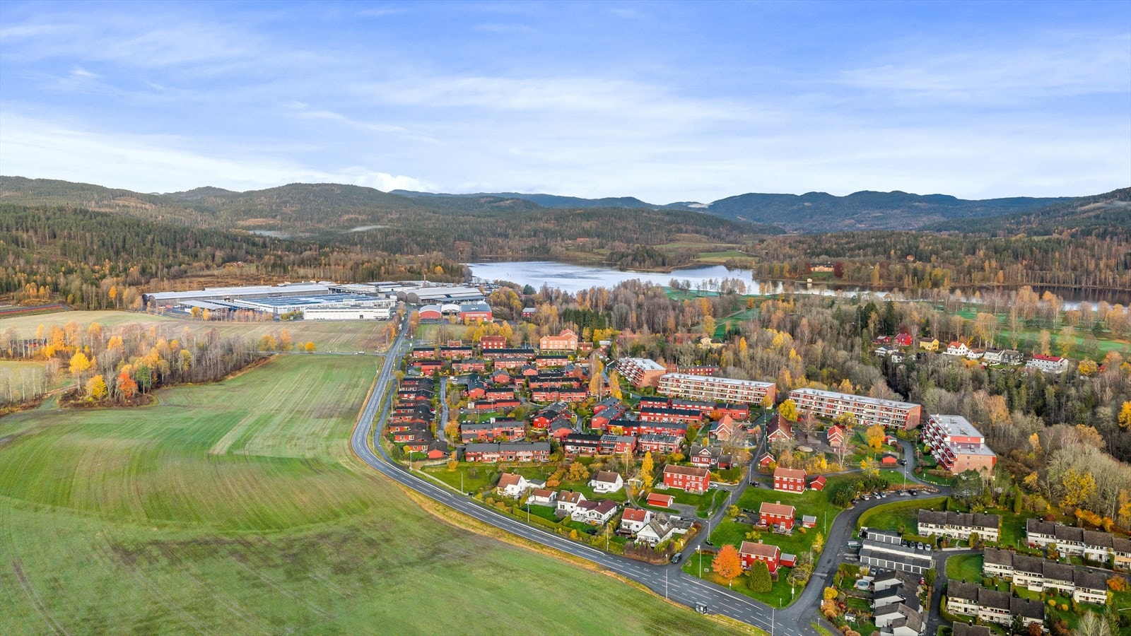 Dronebilde mot nord. Kort vei til en dupp i Bogstadvannet. Galleribilde